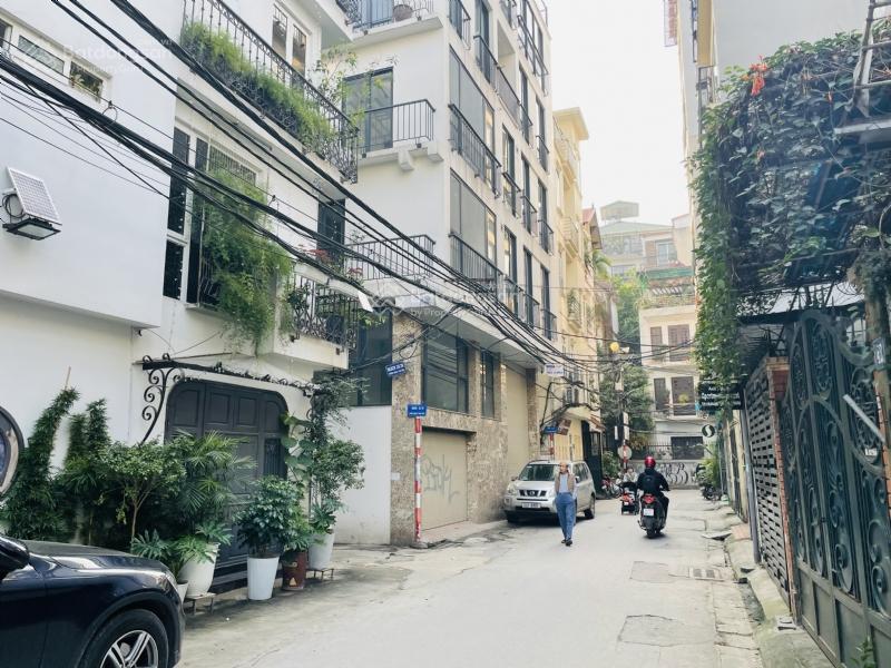 Nhà Hồ Tây ngõ xe hơi tránh nhau bán. Căn nhà 4 tầng khu Quảng An, gần Hồ Tây vị trí đắc địa