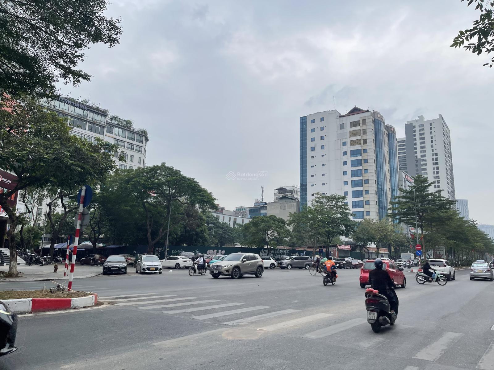 Bán gấp toà nhà Văn Phòng mặt phố Huỳnh Thúc Kháng, 230 tỷ, 480m2 vỉa hè, Hầm rộng, siêu đắc địa