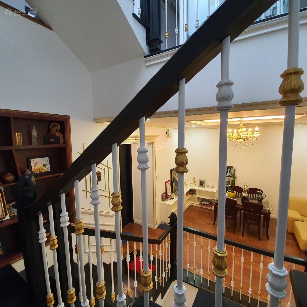 Chủ định cư, bán gấp nhà Thành Thái hẻm xe hơi không có căn thứ 2 so sánh, 4x16m. 10,9 tỷ, P14, Q10