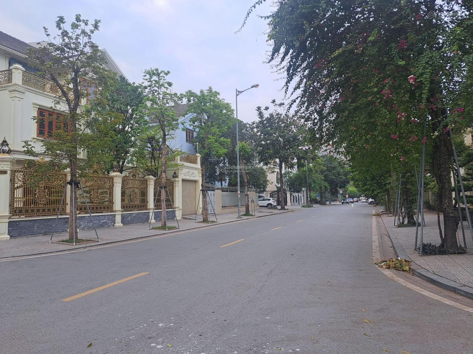 Hạ chào 3,5 tỷ bán gấp bt Văn Phú Diện tích 206m2 giá nhỉnh 35 tỷ mặt tiền 10m