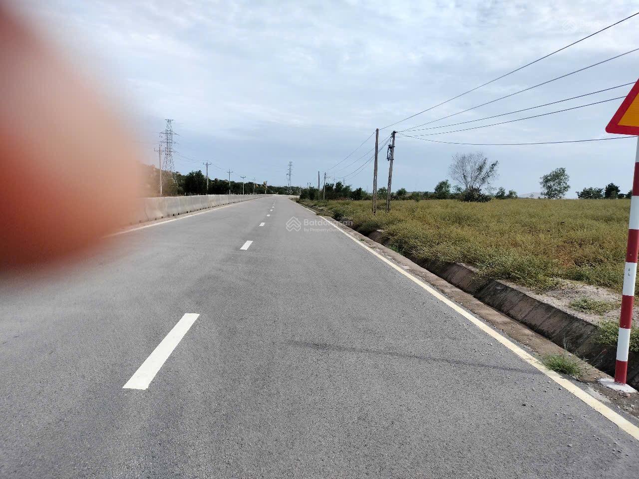 Bán 5 mẫu đất đẹp - mặt tiền 215m đường đôi Văn Lâm - Sơn Hải giá chỉ 240tr/sào