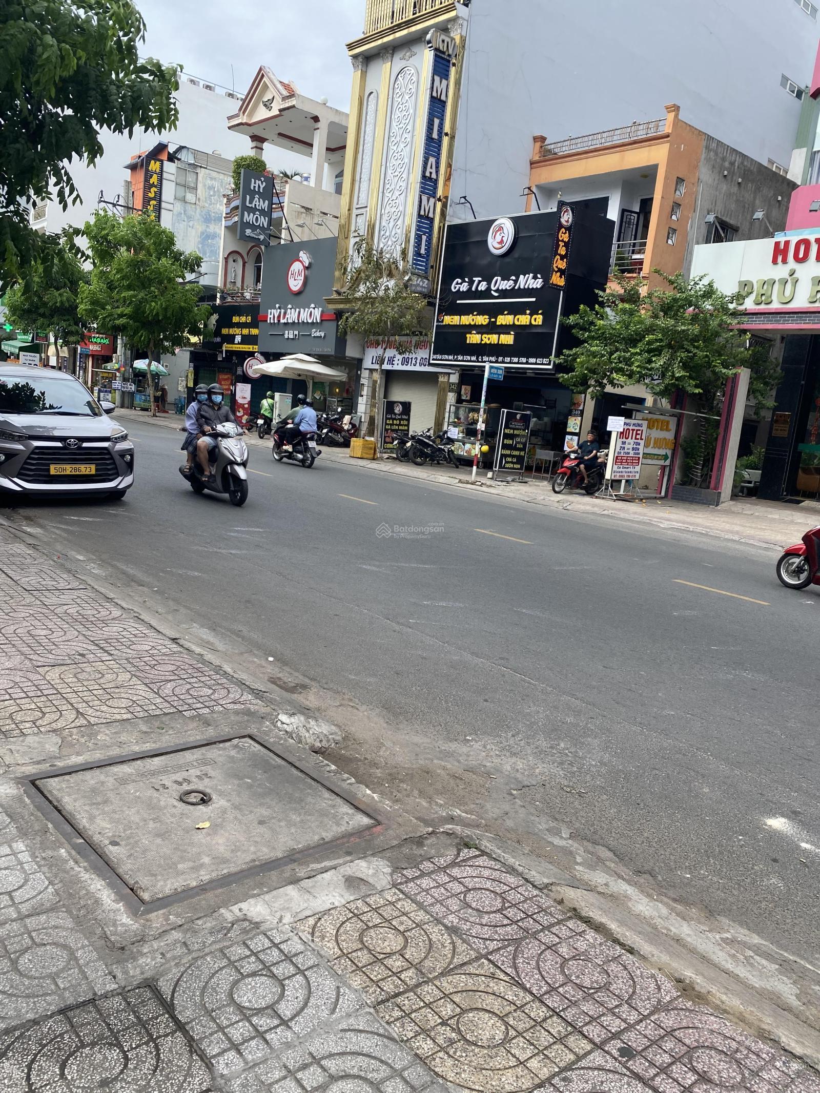 Chủ kẹt bán gấp MTKD Nguyễn Sơn. Dt 9m x 17m. Nhà cấp 4. Giá 17.4 tỷ