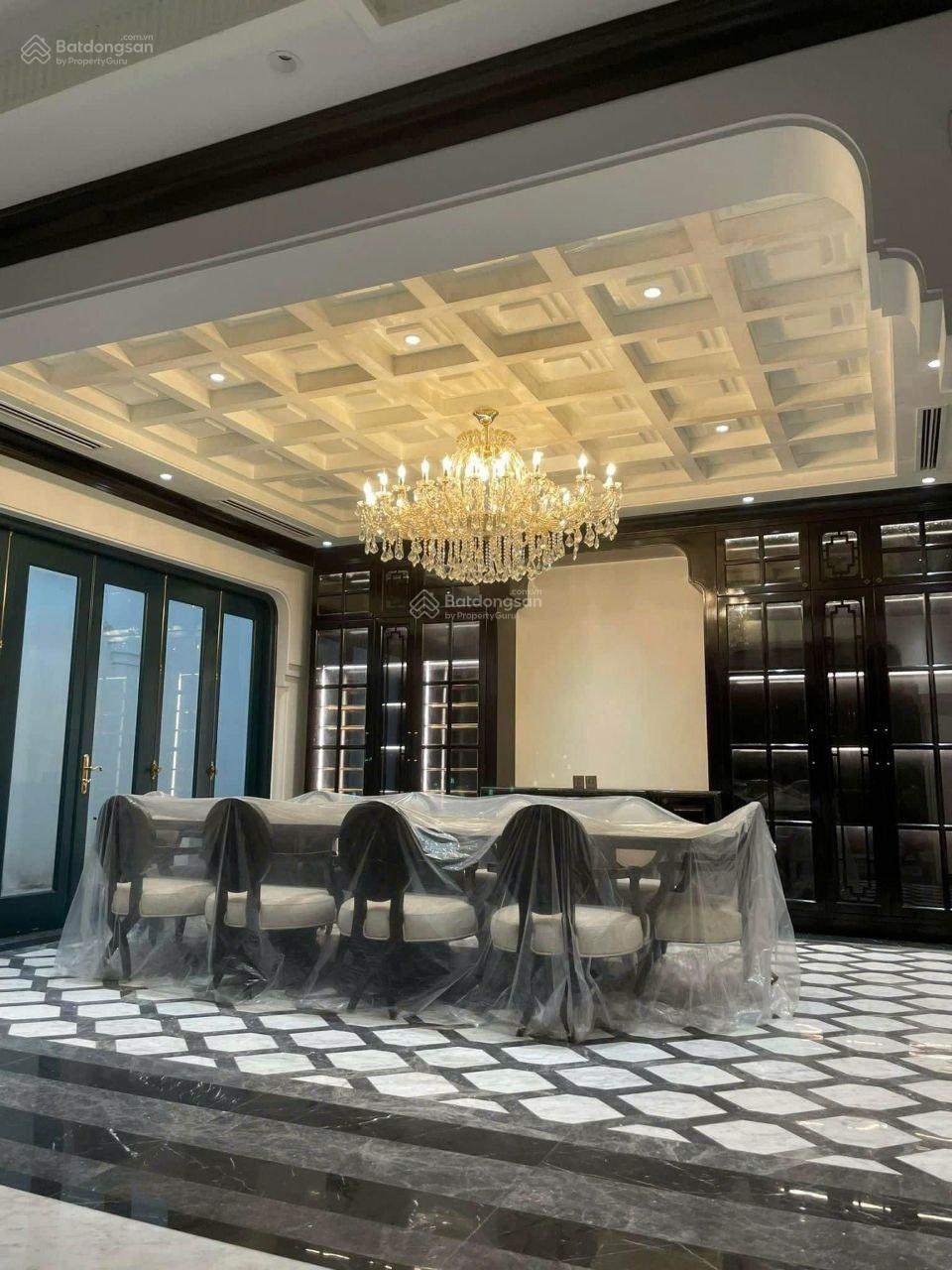 Cho thuê biệt thự sân vườn Hàng Bún 400m2 x 5T, MT 13m, giá 240tr, thang máy, mới đẹp hoành tráng