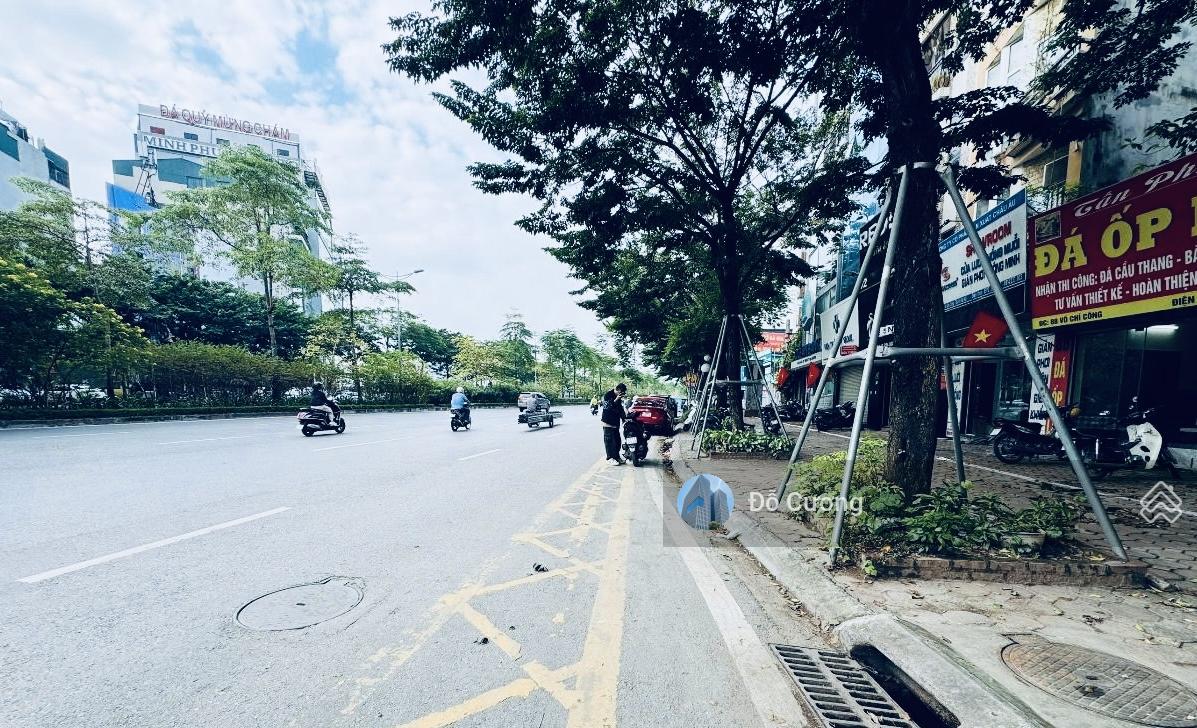 Giá tốt - Bán gấp toà văn phòng mặt phố Võ Chí Công - 400m2 x 8 tầng thông sàn, thang máy + MT 13m