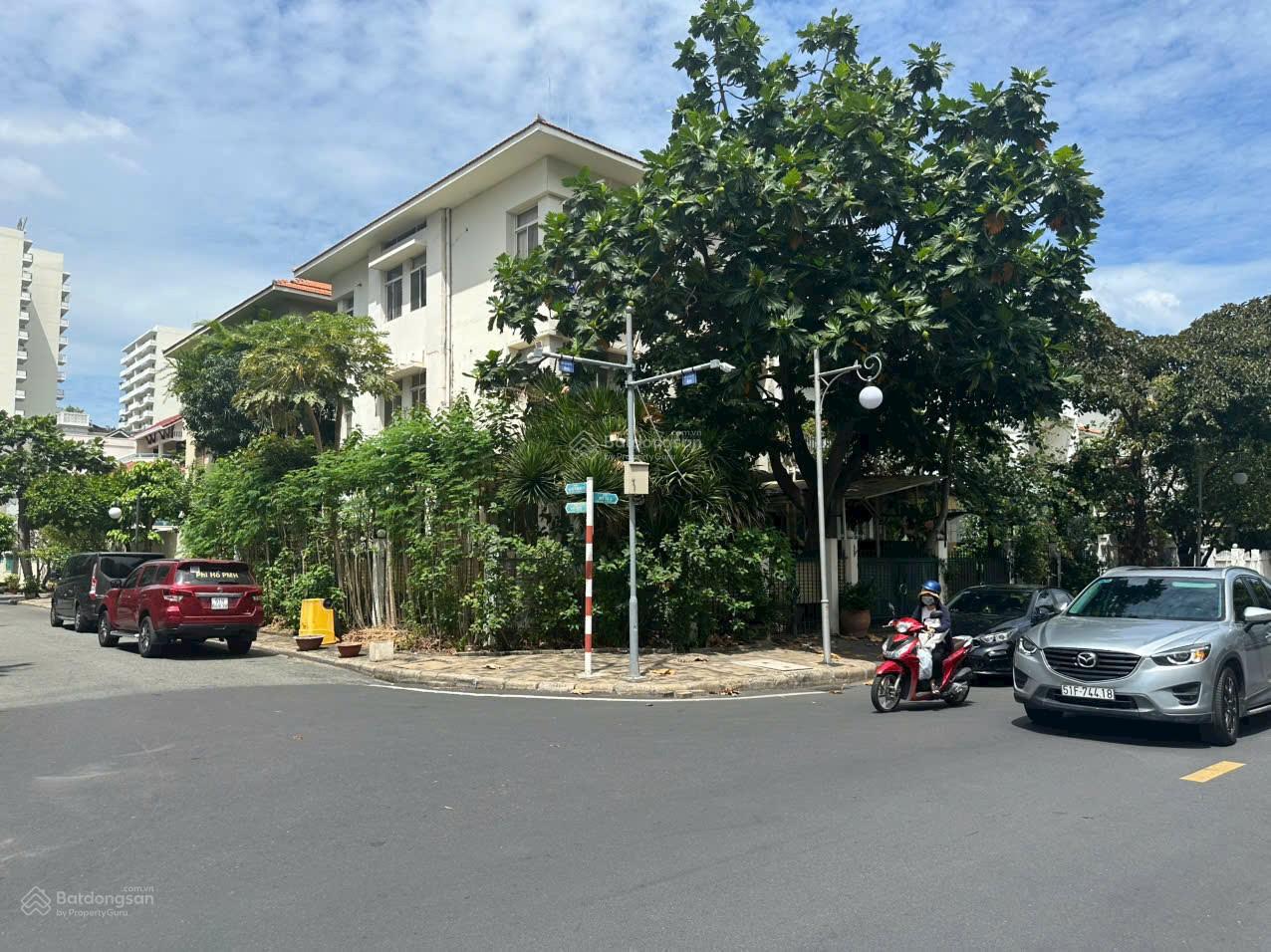 Bán Biệt Thự Góc 2 Mặt Tiền Đường Nguyễn Cao. PMH Q7.TP. HCM 11 x 18. 2 Lầu.79.999 tỷ 0906 973 ***