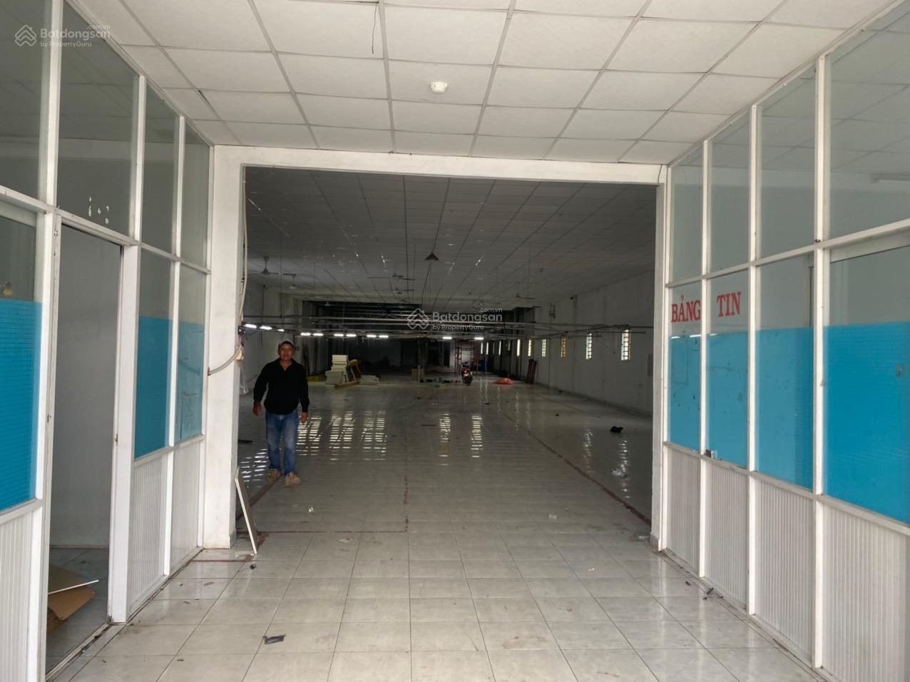Cho thuê nhà xưởng 2100m2 khách cơ khí hết hạn HĐ tại Lê Văn Khương - Hóc Môn - xe container 24