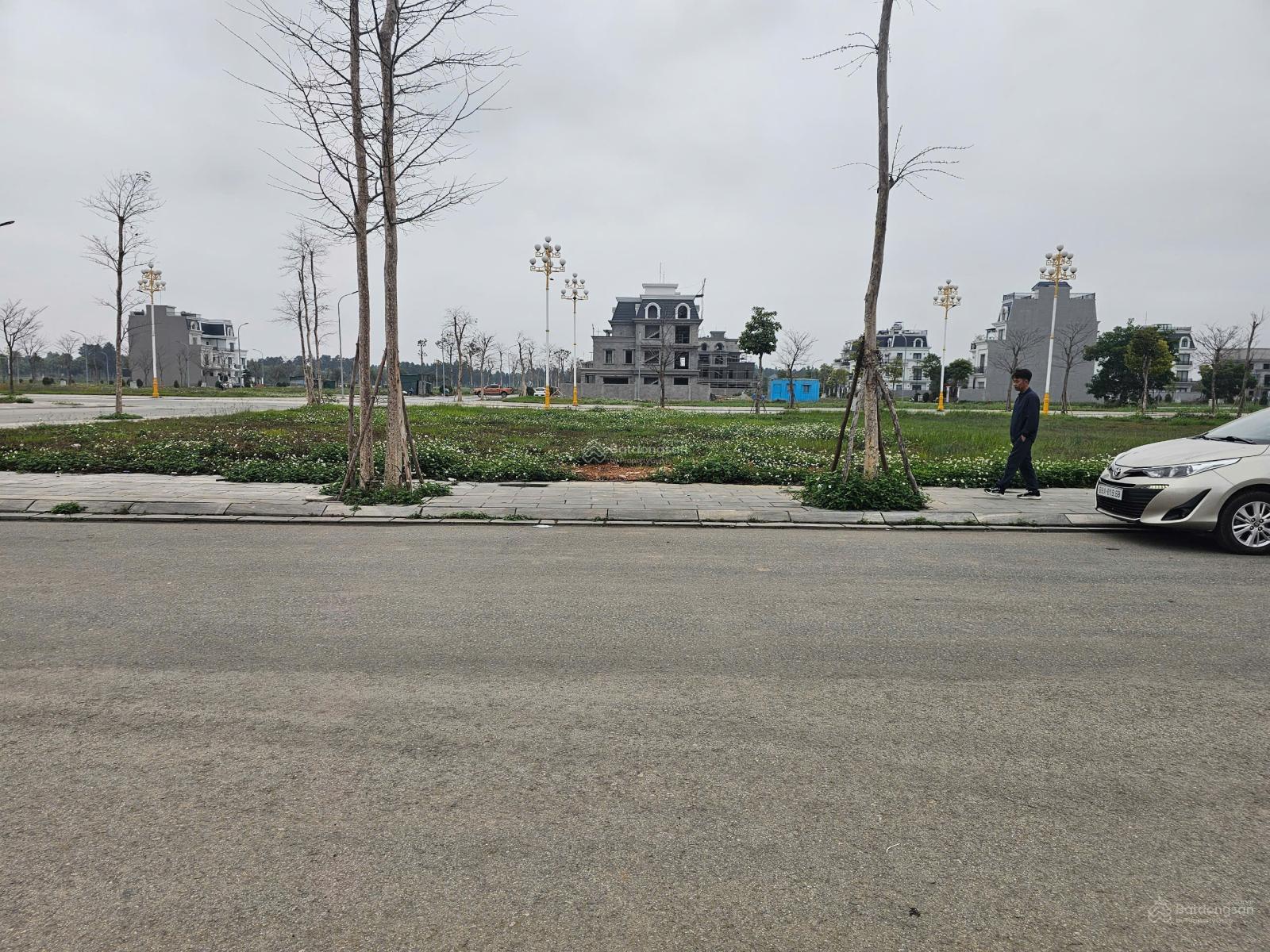 Bán gấp Biệt thư siêu VIP KĐT Nam Vĩnh Yên, 348m2, đường 19,5m view siêu Thị GO! giá chỉ 26.5tr/m2