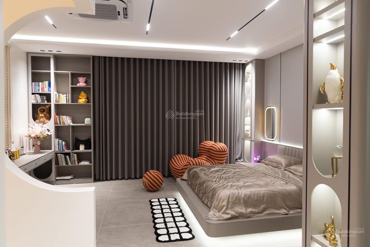 Bán nhà phường 6, Tân Bình, HXH đường Đất Thánh; (6*8m); nhà 5 tầng