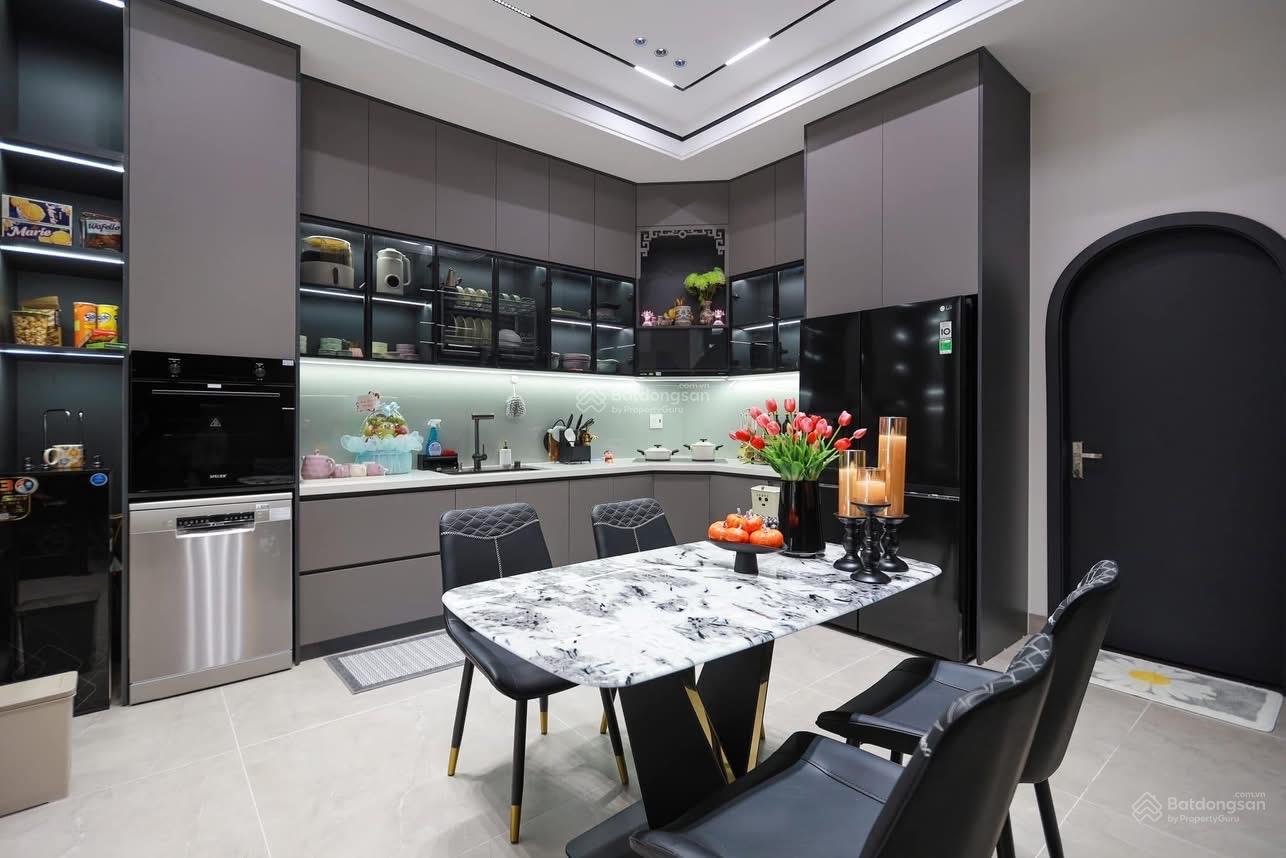 Bán nhà phường 6, Tân Bình, HXH đường Đất Thánh; (6*8m); nhà 5 tầng