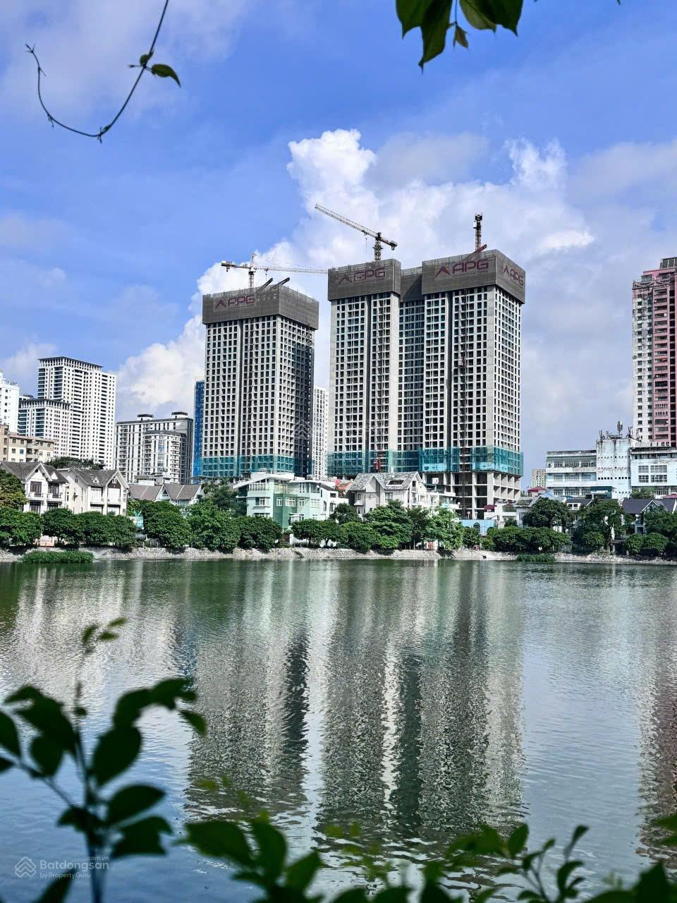 Do chuyển công tác bán gấp căn lâu dài tầng trung 112.6m2 thiết kế 3PN, căn góc hướng ĐN view hồ