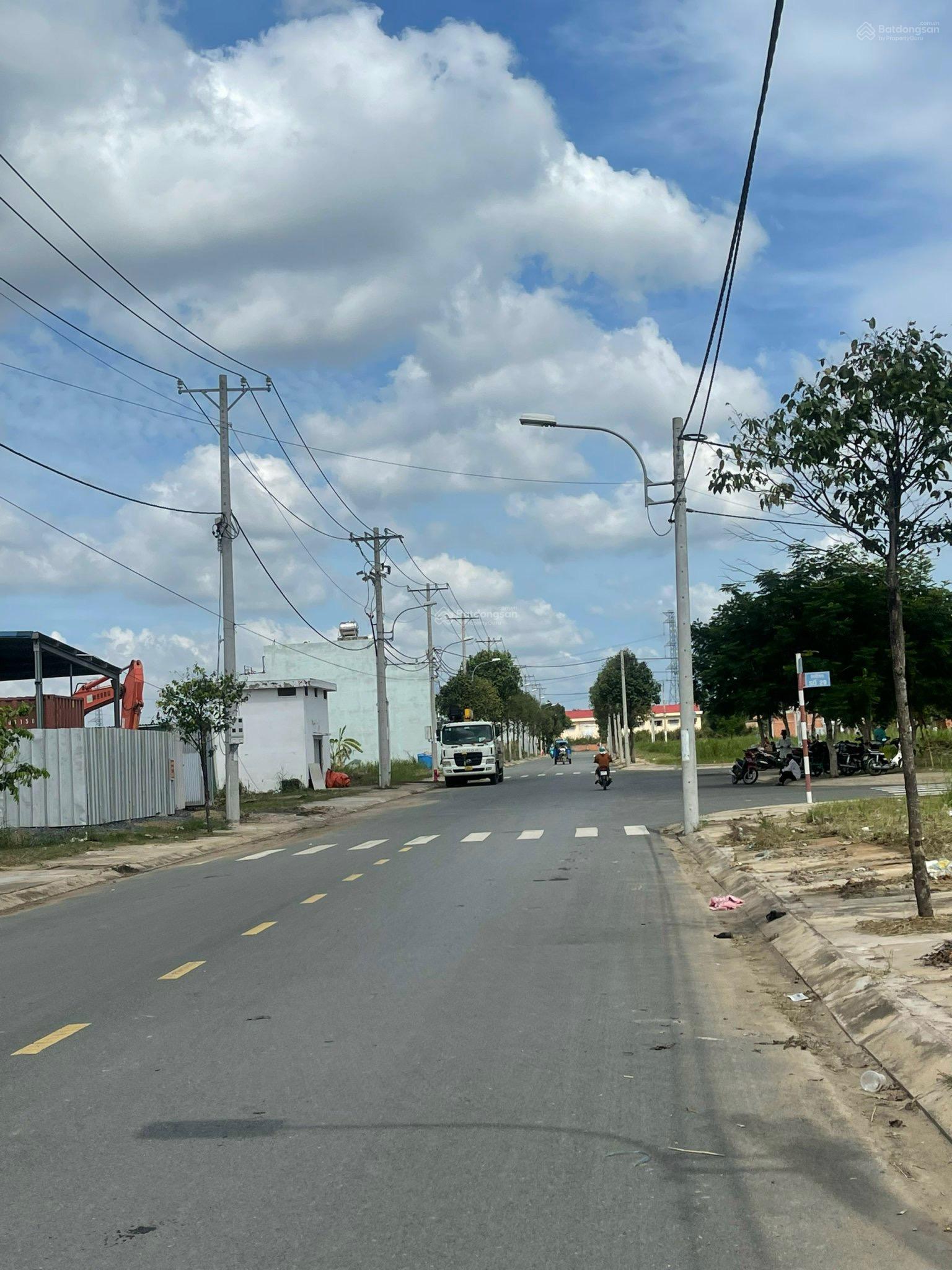 Cần bán gấp nền đường số 23 khu dân cư Sài Gòn Village Long Hậu rộng 17m nền 80m2 giá 2tỷ350