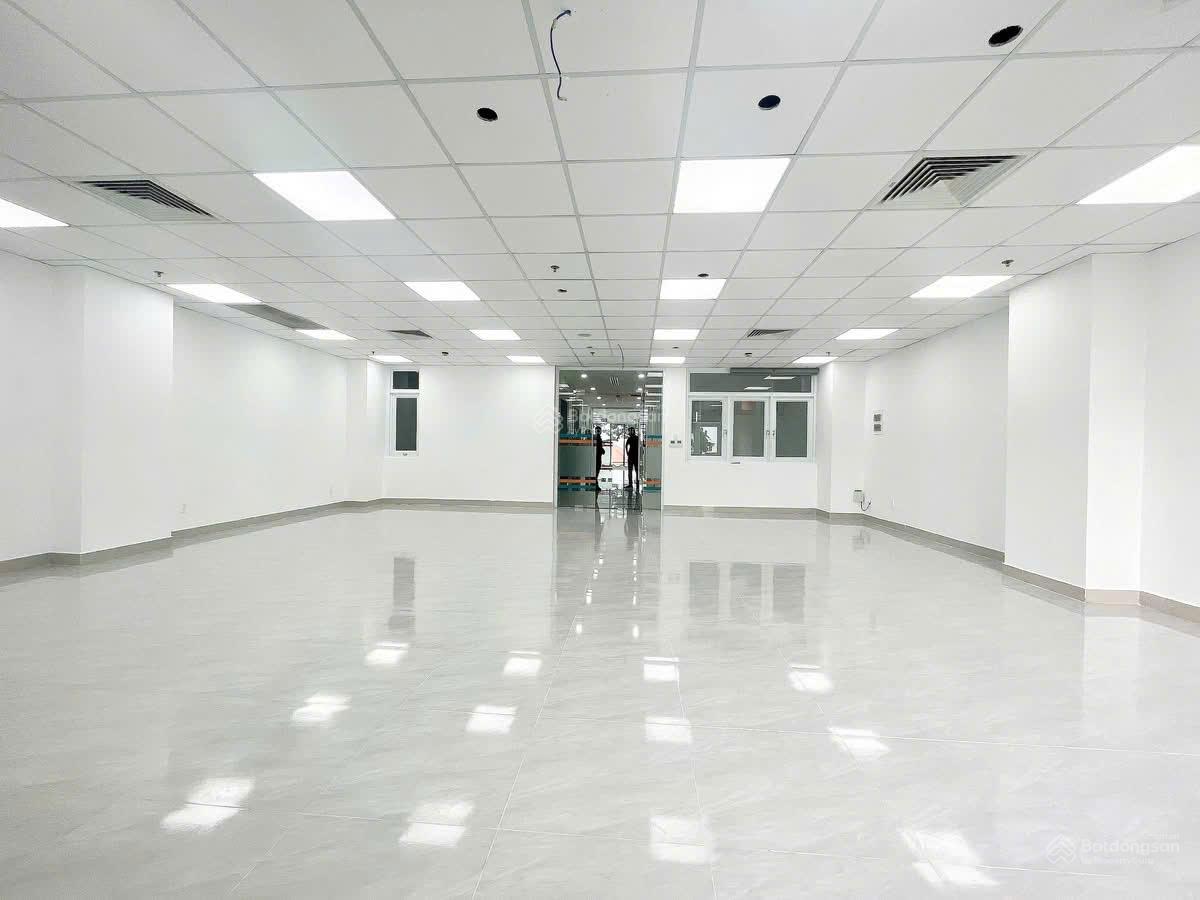 Cho thuê MT Cao Thắng, Quận 3, cạnh Hoa Sen University. Diện tích 10x40m, Tell: 0898 311 ***