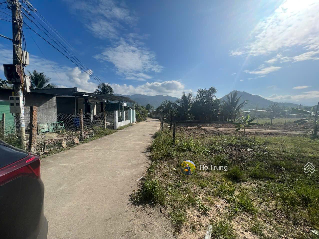 Bán 1550m2 đất có sẵn vườn sẵn 140m2 đất ở, ngay HL62 Diên Tân