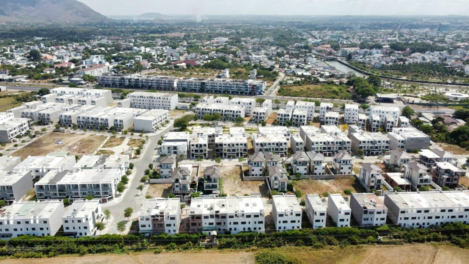 Bán gấp nền đất Bà Rịa City Gate, giá 2.2 tỷ. Mặt tiền QL 51, gần siêu thị GO 0775 707 *** Phạm Yến