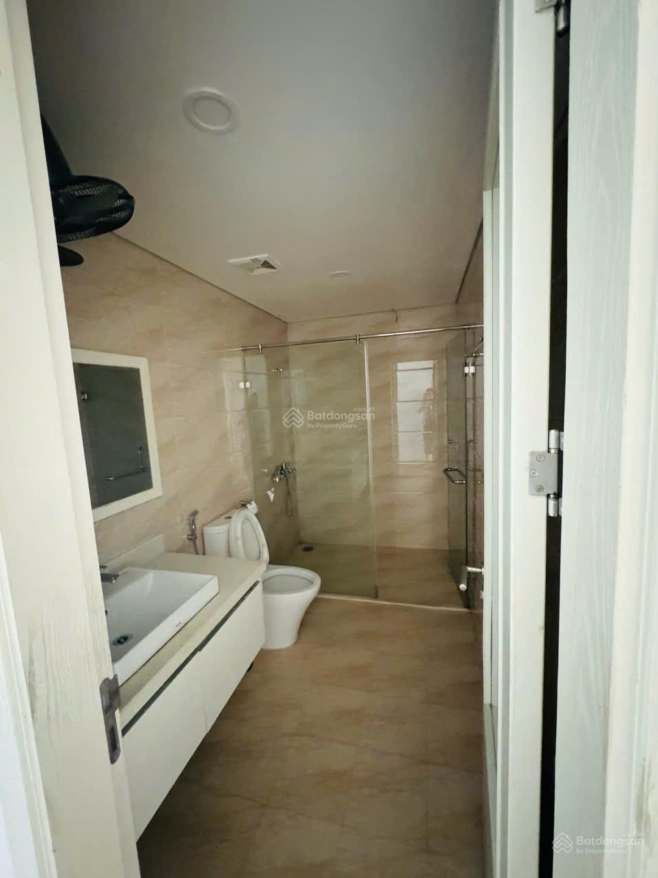 Tôi cần bán căn 3PN chung cư CT3 Mễ Trì Hạ, DT 142m2, không đồ giá 8 tỷ. LH 0977 632 ***