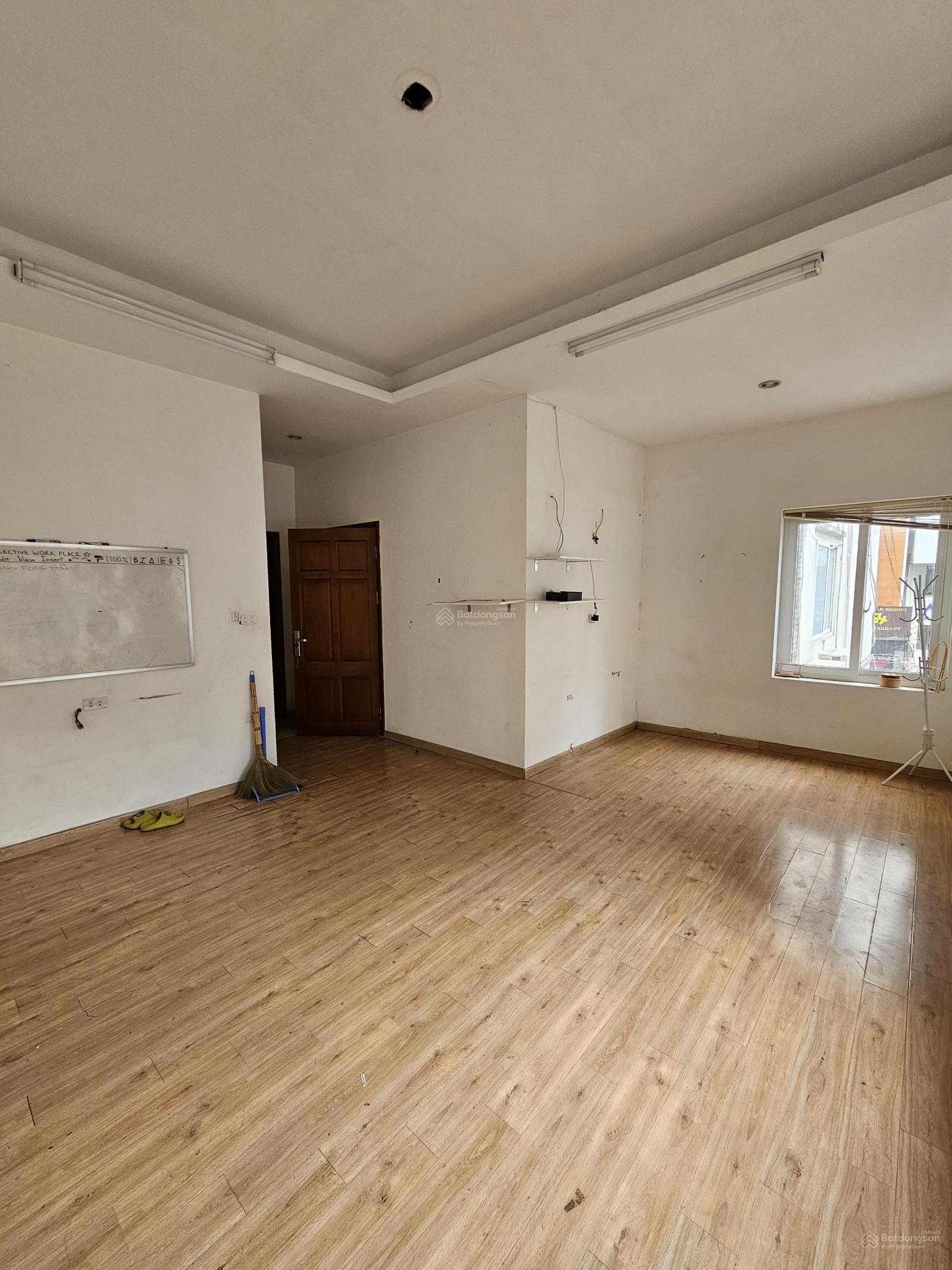 Cho thuê văn phòng, kho tại 46 phố Linh Lang, Ba Đình. Diện tích 25m2, tầng 1. Giá 6 triệu/tháng Cho thuê văn phòng, kho tại 46 phố Linh Lang, Ba Đình. Diện tích 25m2, tầng 1. Giá 6 triệu/tháng