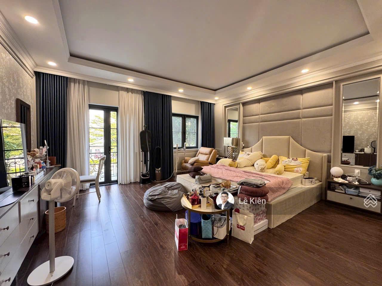 Gia đình cần cho thuê gấp biệt thự Chateau, PMH, Quận 7, nhà mới 100%