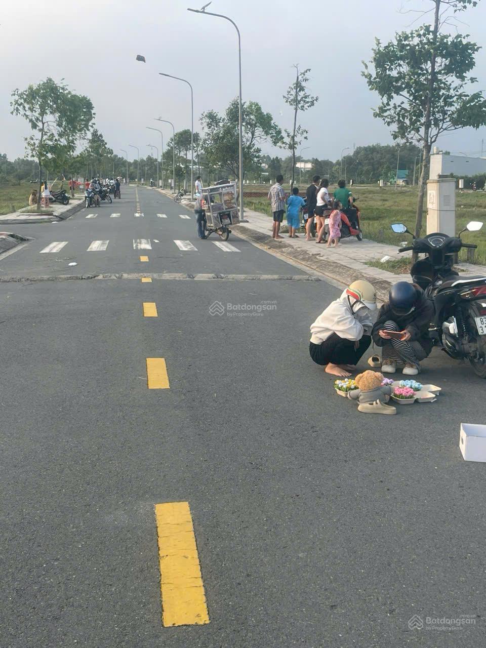 Chính chủ kẹt cần bán gấp lô đất 2 mặt tiền, đường nhựa, sổ hồng riêng, 102m2 giá chỉ 1 tỷ 5