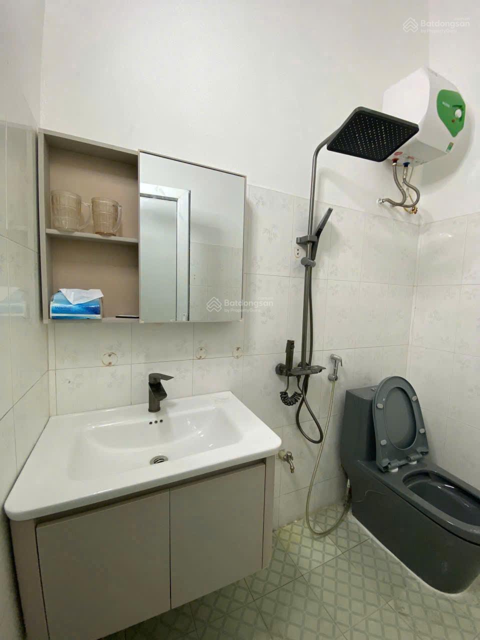 Nhà nghỉ 6 tầng 12 phòng khép kín đầy đủ, giá gấp gấp 5,9 tỷ đồng