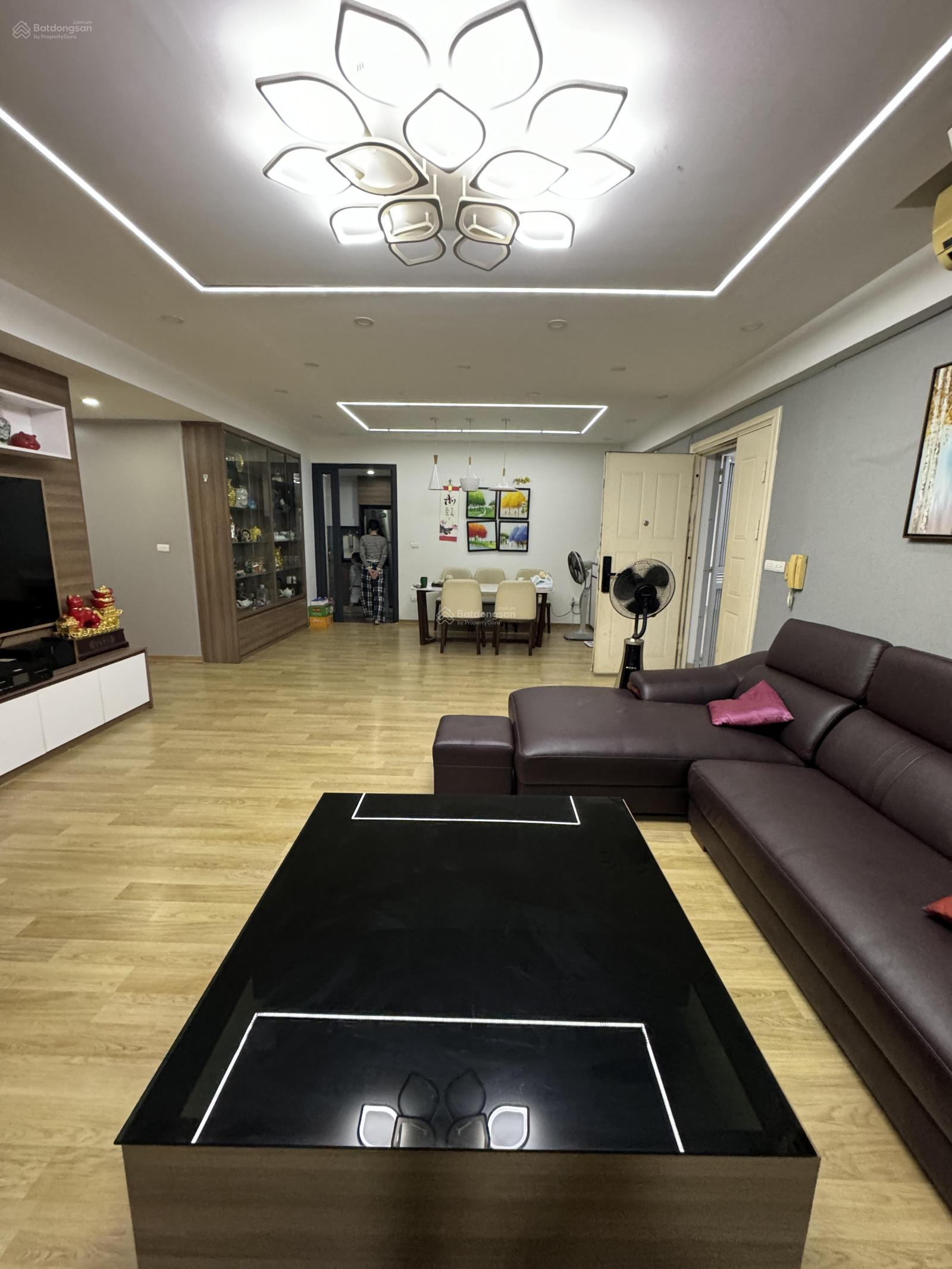 Cần bán căn hộ New Sky Văn Quán, DT 135m2, nhà căn góc, view thoáng. LH Kiều Thúy 0949 170 ***