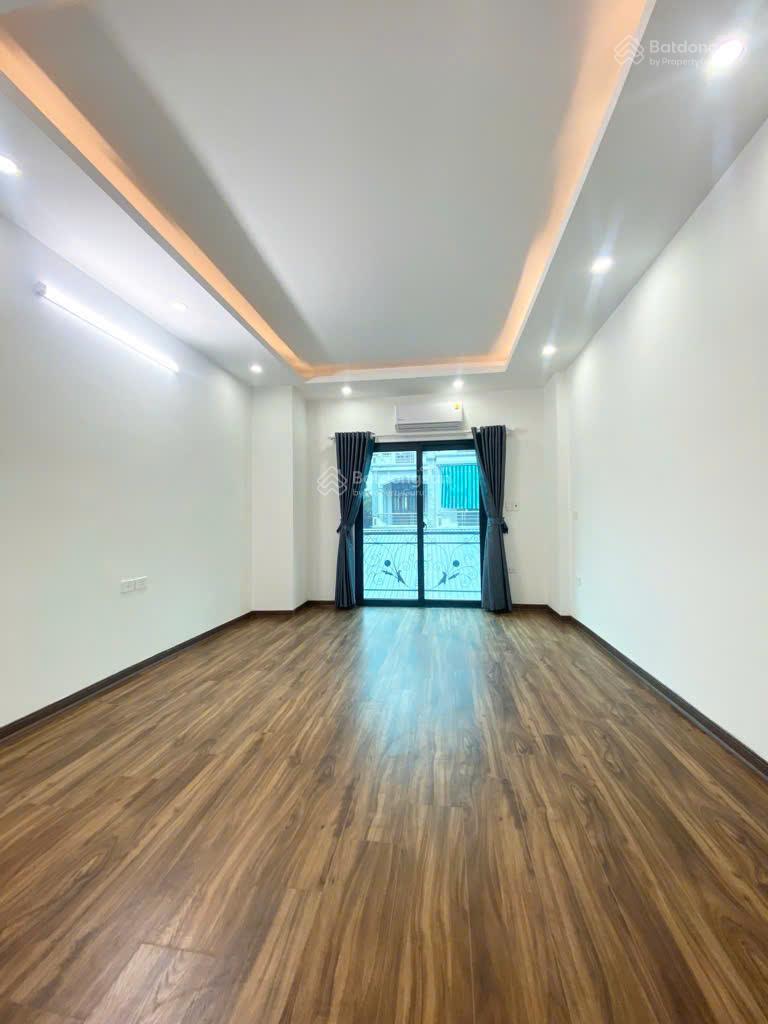 Siêu phẩm! Nhà lô góc Hoàng Cầu, 34m2, 6 tầng, nở hậu, giá 6,5 tỷ