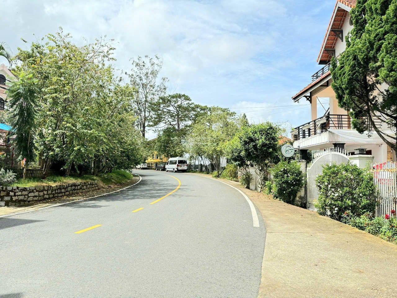 Bán villa đường ô tô lớn ngay Cô Giang, Đà Lạt - cách Hồ Xuân Hương chỉ 1km