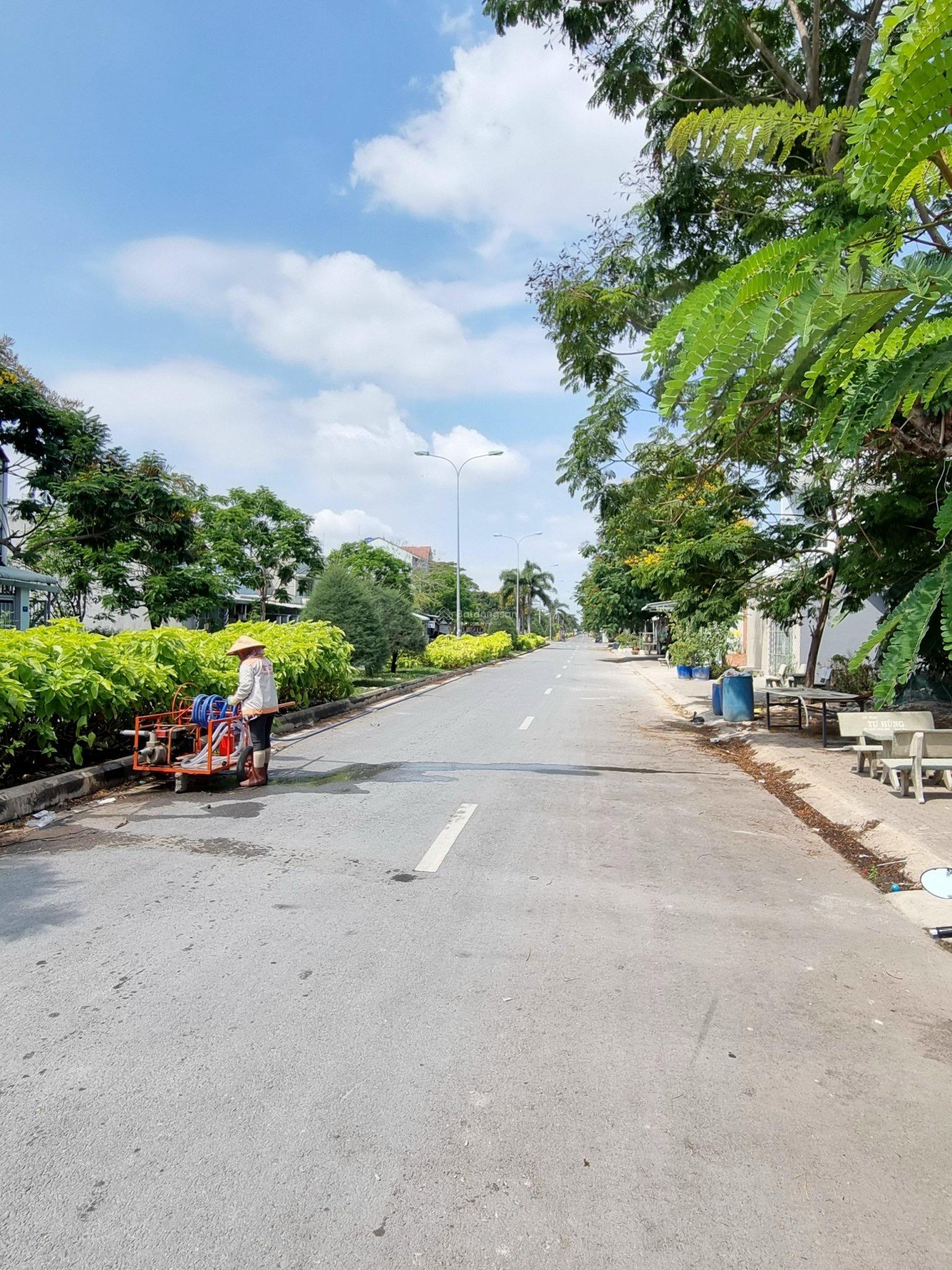 Cần bán nền 100m2 đường N6 khu dân cư Nam Sài Gòn giá 3,35 tỷ LH SDT 0778 606 *** em Tơ