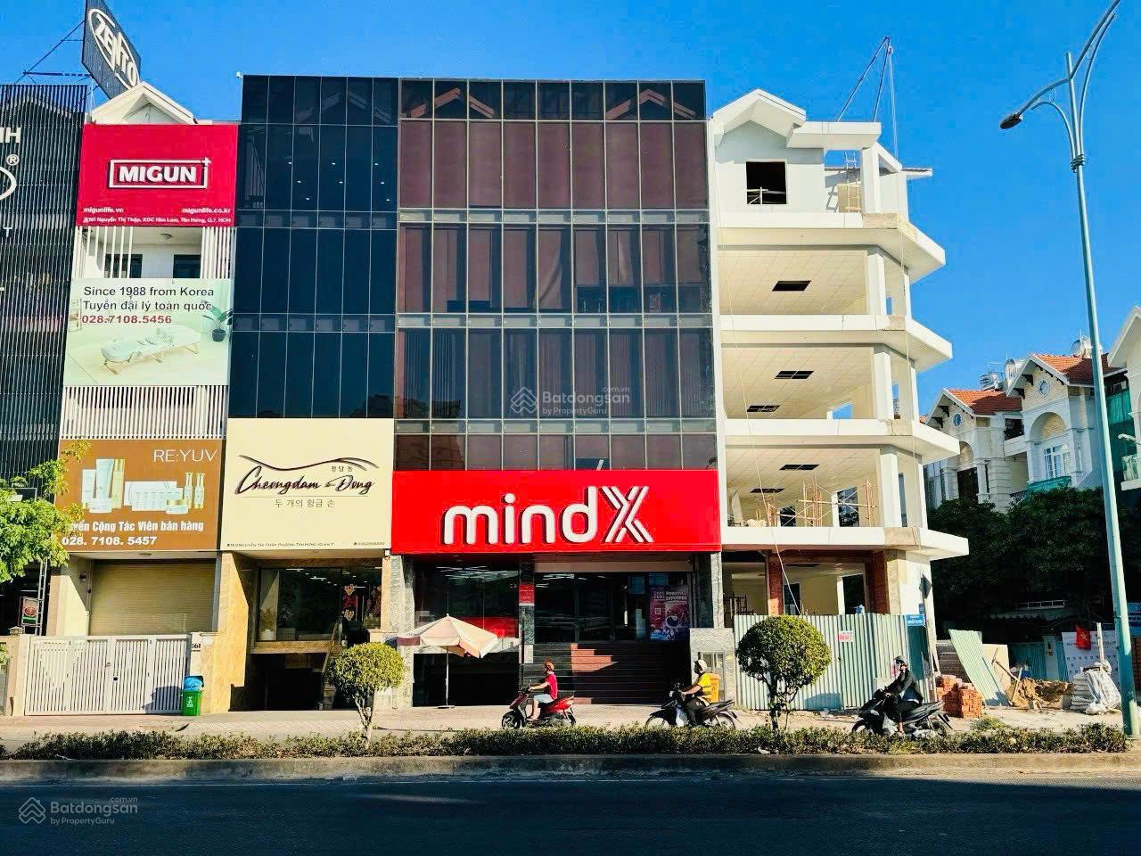 Ngộp bank bán gấp nhà phố mặt tiền Nguyễn Thị Thập, Đường D1 DT 5 x 20m (hầm trệt 3 lầu) Him Lam Q7