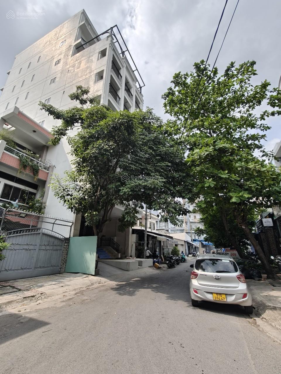 Đất 4,5x17m. HXH 6m, tiện xây cao tầng. Cách mặt tiền Nguyễn Hữu Cảnh chỉ 30m. Sát bên Quận 1