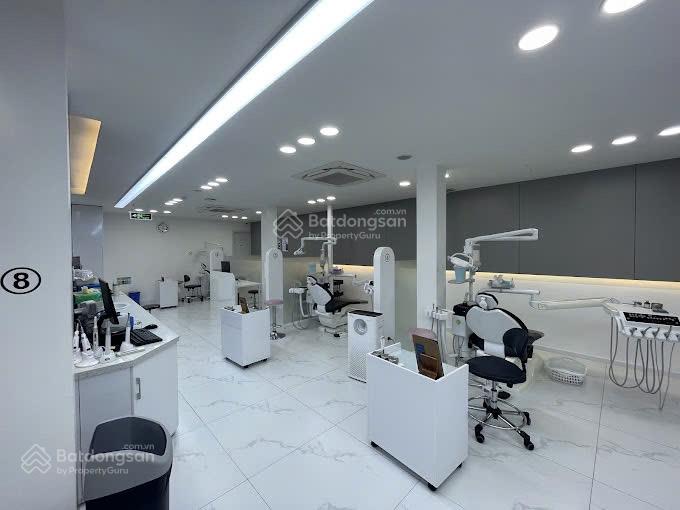 Cho thuê nhà 157 - 159 Võ Văn Tần, P.6, Quận 3. DT: 1500m2 giá: 200 tr/th. LH: 0902 331 ***