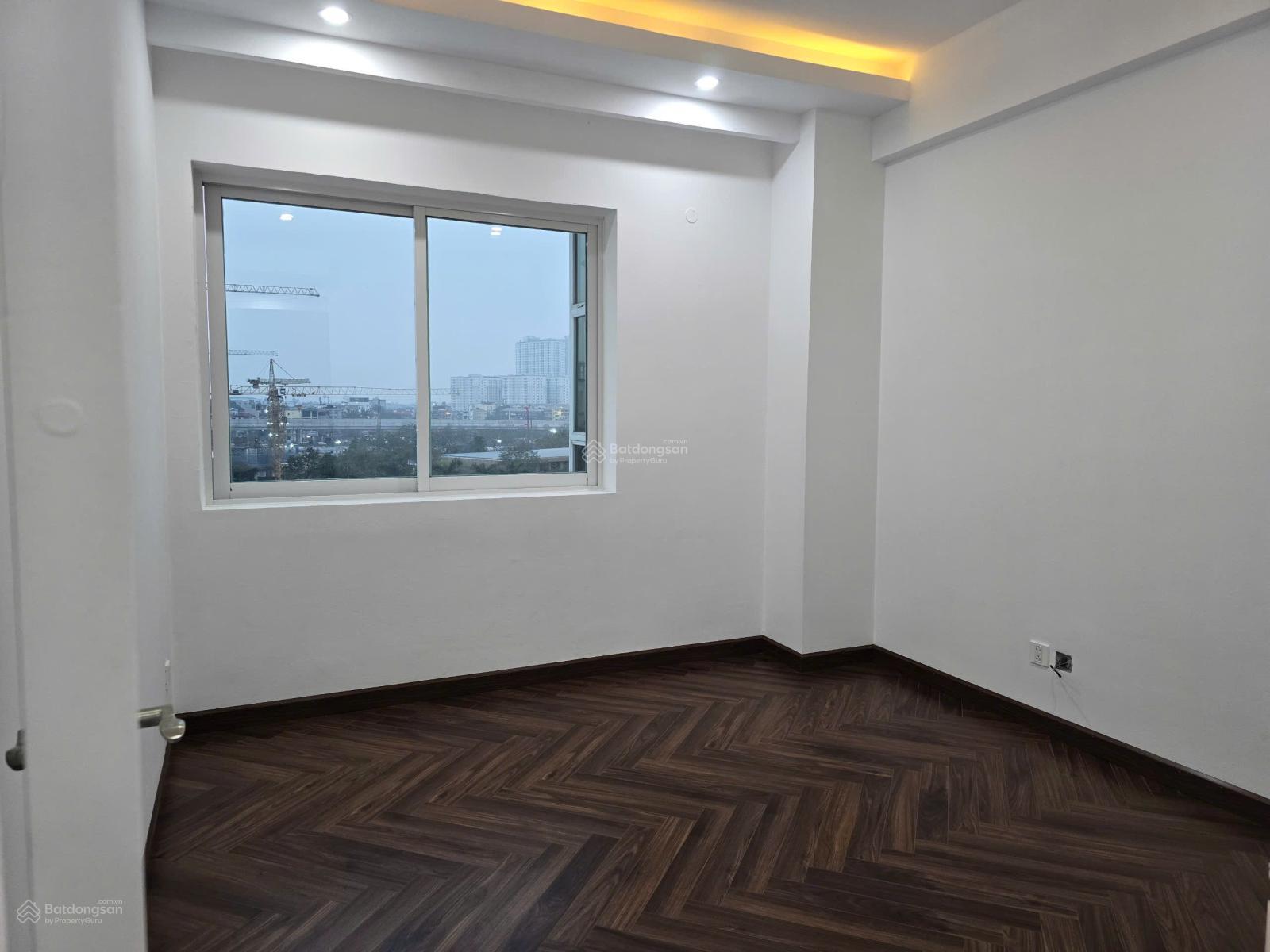 Bán căn hộ Ciputra 153m2 tòa E, mới sửa, 4 ngủ, bếp mở, ban công view hồ sen, không nghĩa trang