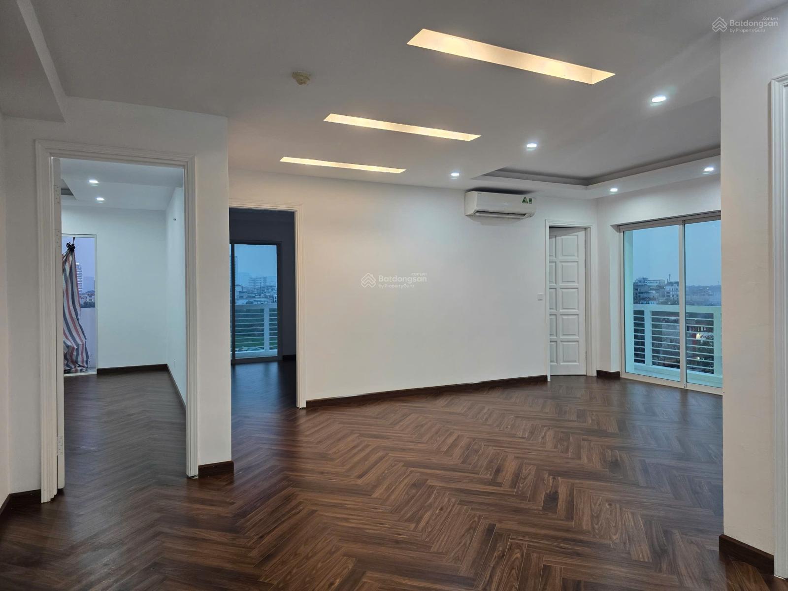 Bán căn hộ Ciputra 153m2 tòa E, mới sửa, 4 ngủ, bếp mở, ban công view hồ sen, không nghĩa trang