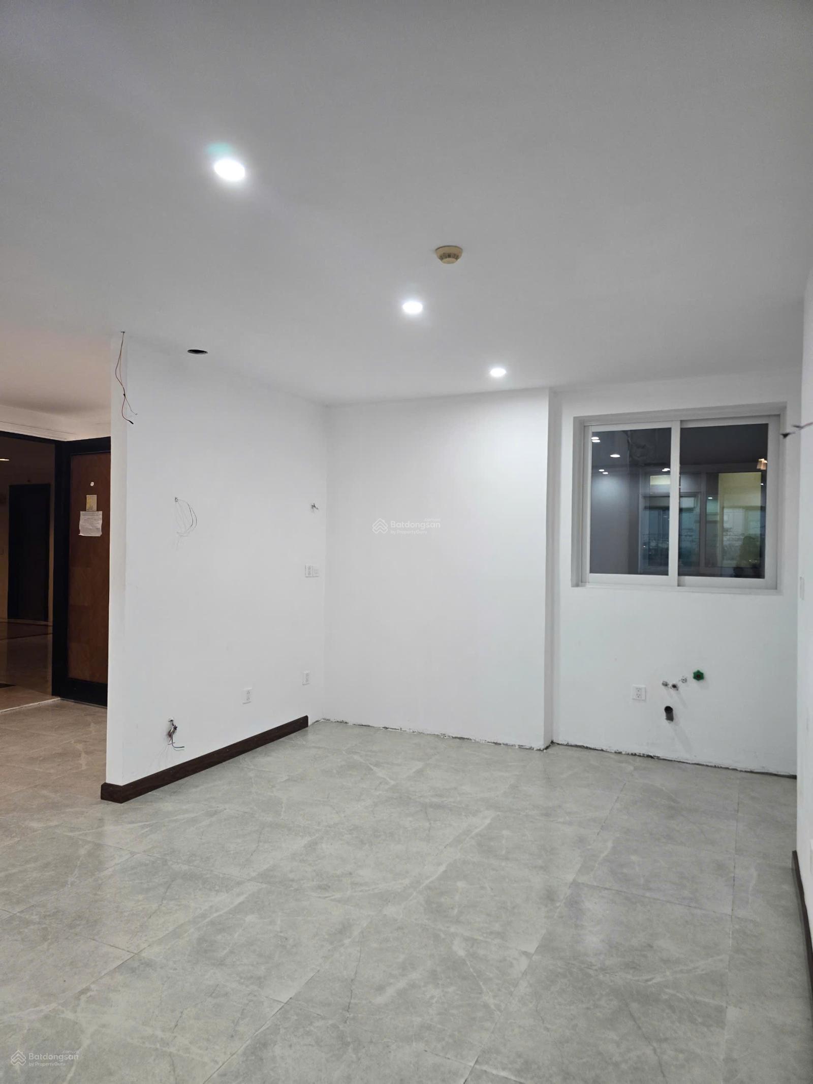 Bán căn hộ Ciputra 153m2 tòa E, mới sửa, 4 ngủ, bếp mở, ban công view hồ sen, không nghĩa trang