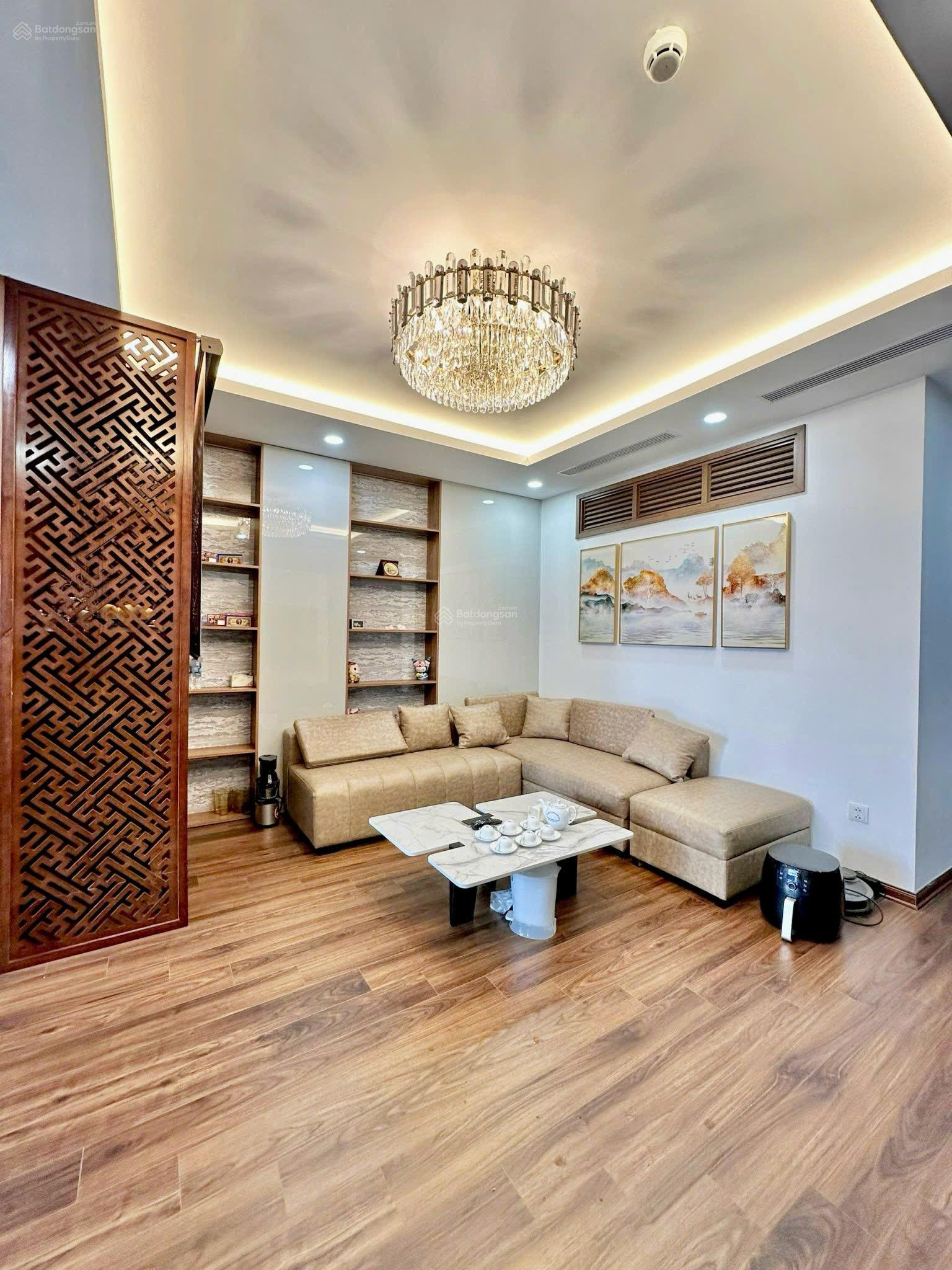 Chính chủ bán căn 3 ngủ 2WC Golden Park Phạm Văn Bạch, dt 96m, giá 9.3 tỷ, sẵn sổ, full nội thất