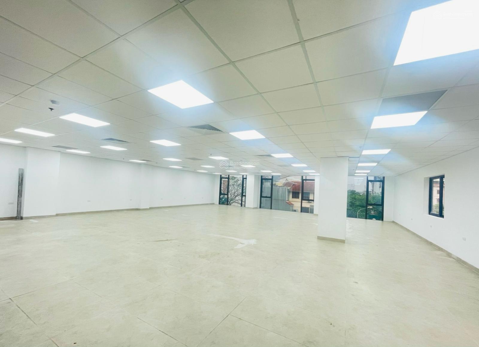 Cho thuê nhà phố mới hoàn thiện xong phố Duy Tân - Dịch Vọng Hậu - Cầu Giấy DT:120m2x8T 60tr