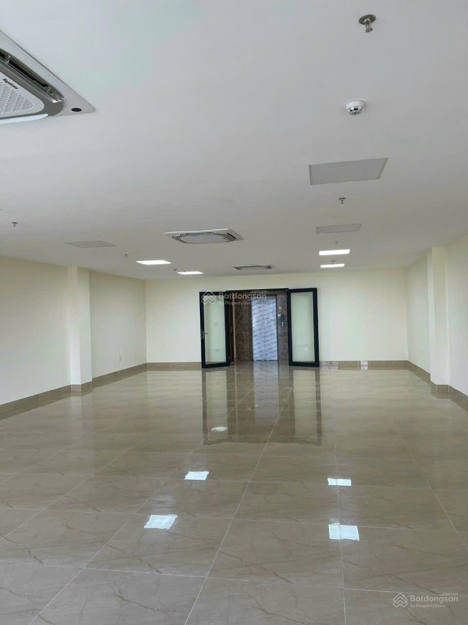 Cho thuê nhà phố mới hoàn thiện xong phố Duy Tân - Dịch Vọng Hậu - Cầu Giấy DT:120m2x8T 60tr