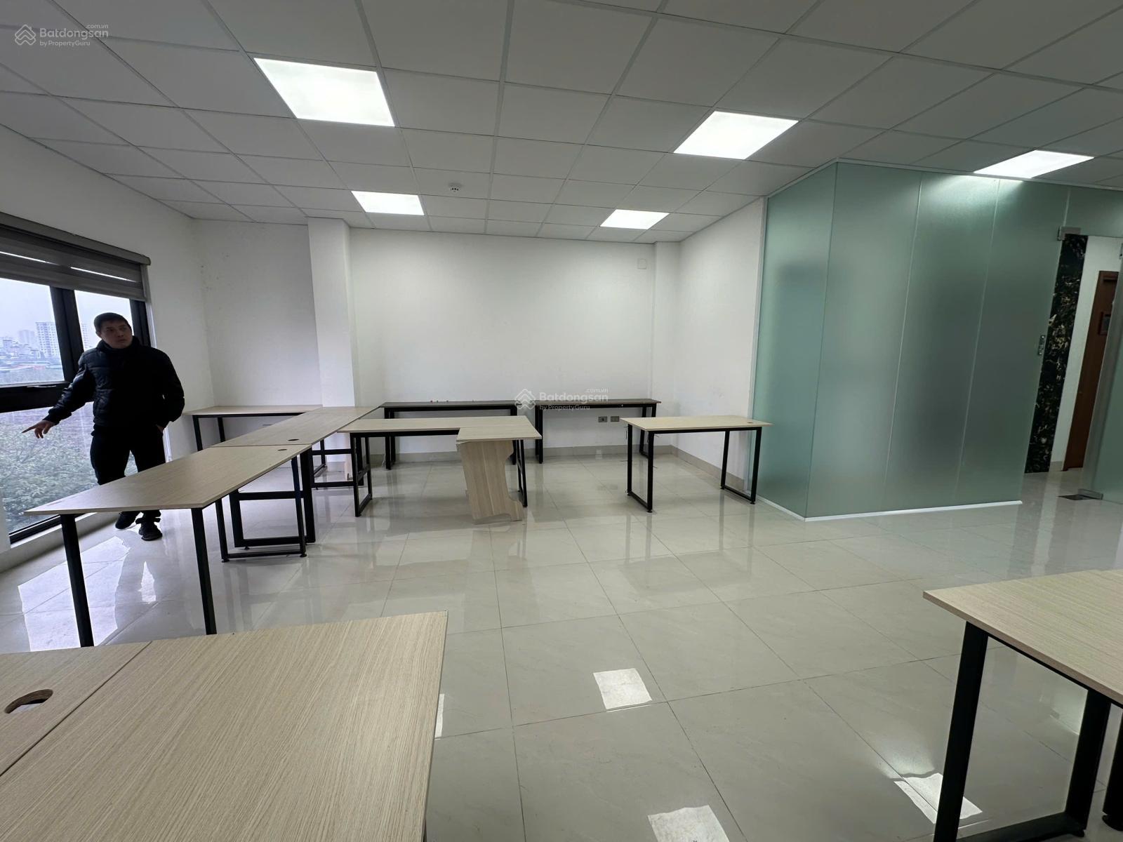 Cho thuê văn phòng 80 m2 đường Nguyễn Xiển, lô góc giá 10 tr/tháng