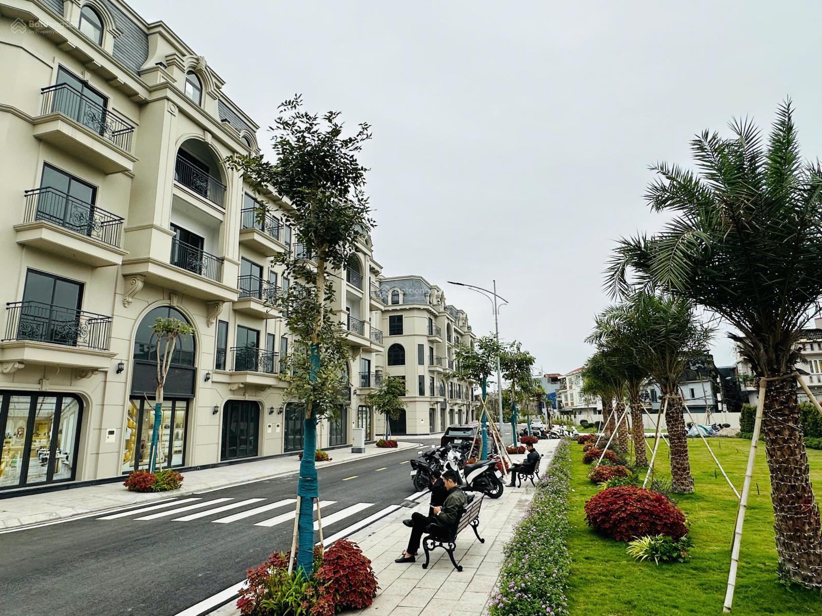 80 Hạ Lý. Tất cả quỹ căn ngoại giao. Đã ra sổ hồng. Đầy đủ các hướng. Liên hệ ngay em Tiến nhé ạ