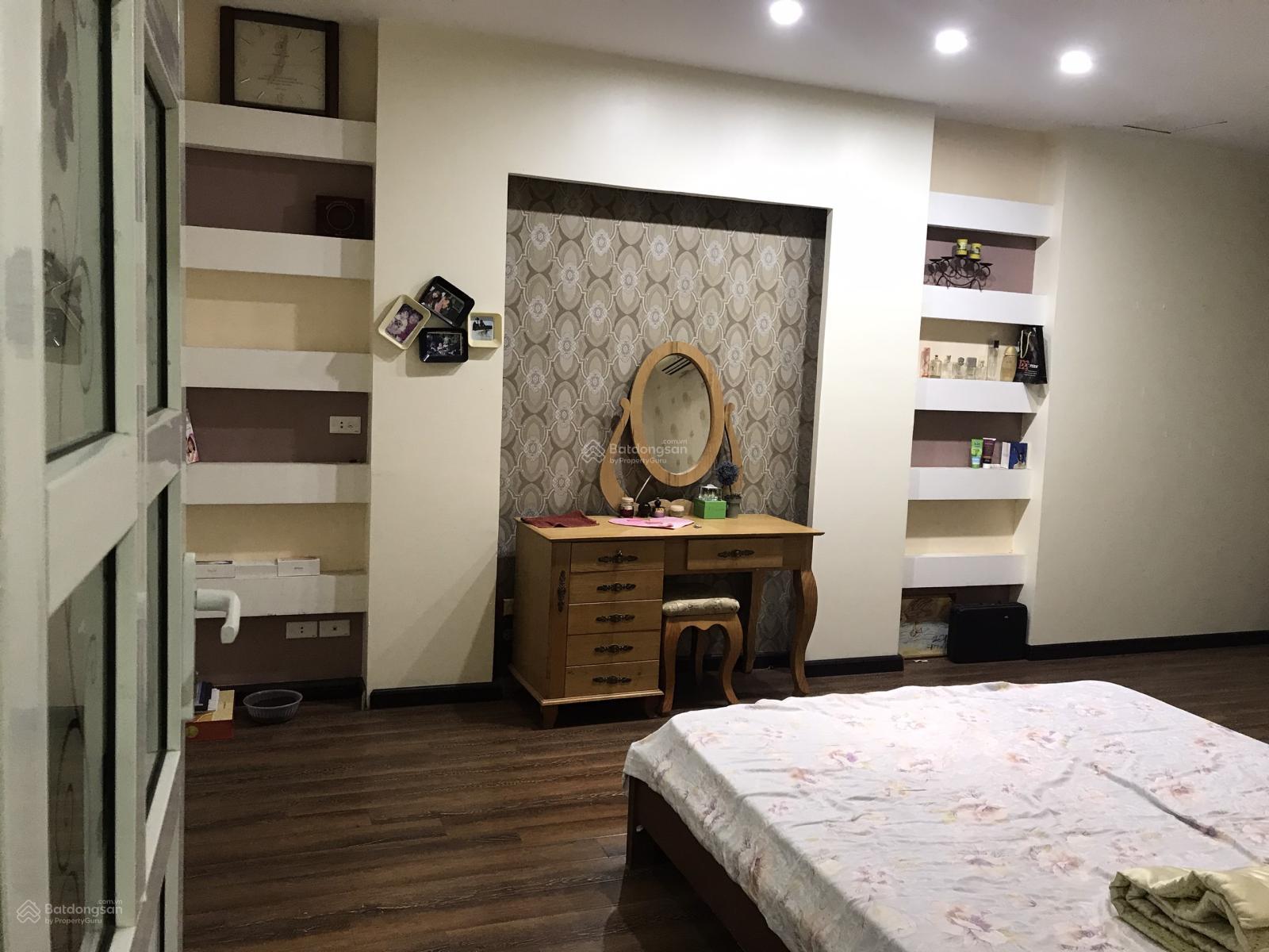 Gia đình bán căn 3PN - 3WC 135m2, tầng trung, view thoáng, đủ nội thất. Giá 9,5 tỷ The Legacy