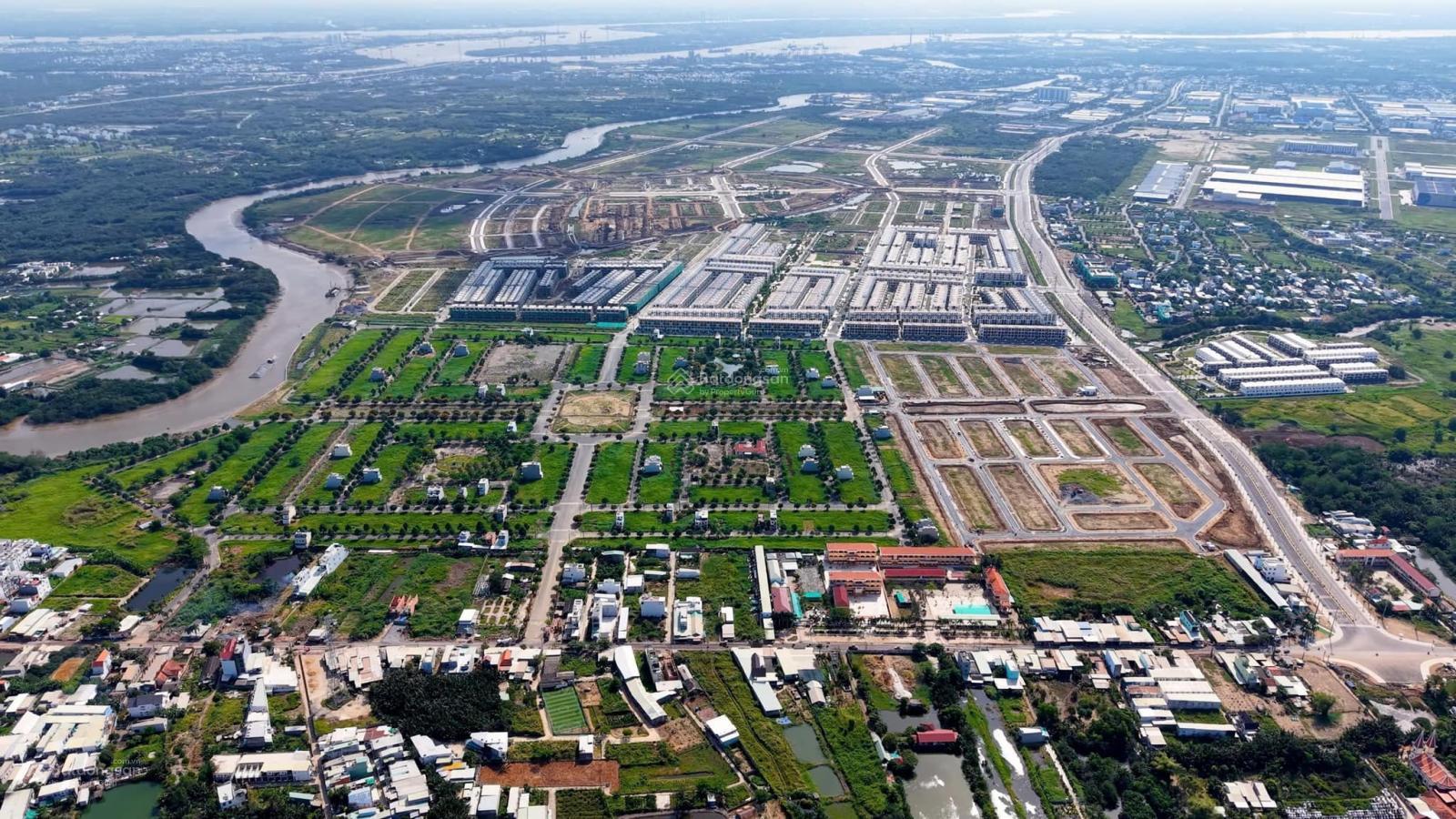 Cần bán 1 nền view công viên KDC Sài Gòn Village-Long Hậu. 2tỷ070. (không vướng cống không ngã 3)