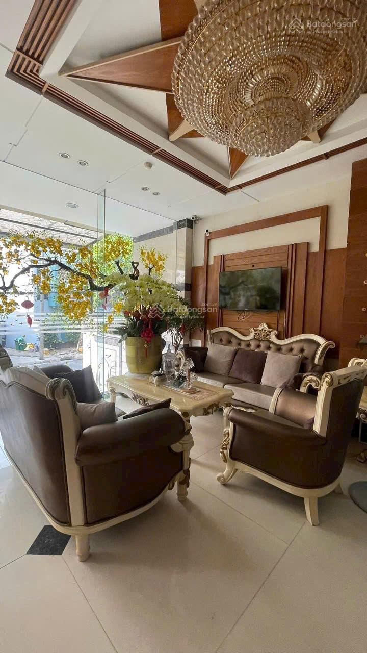 Nhà 5*18m2. đường nhựa rộng 10m. Giá 8 tỷ hơn. Ngay Phạm Văn Đồng