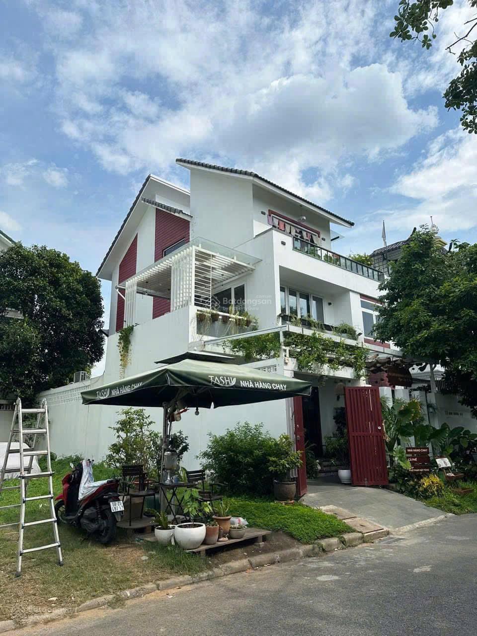 Chính chủ cần bán gấp căn biệt thự song lập Phú Mỹ Hưng nhà đẹp view trực diện công viên thoáng mát