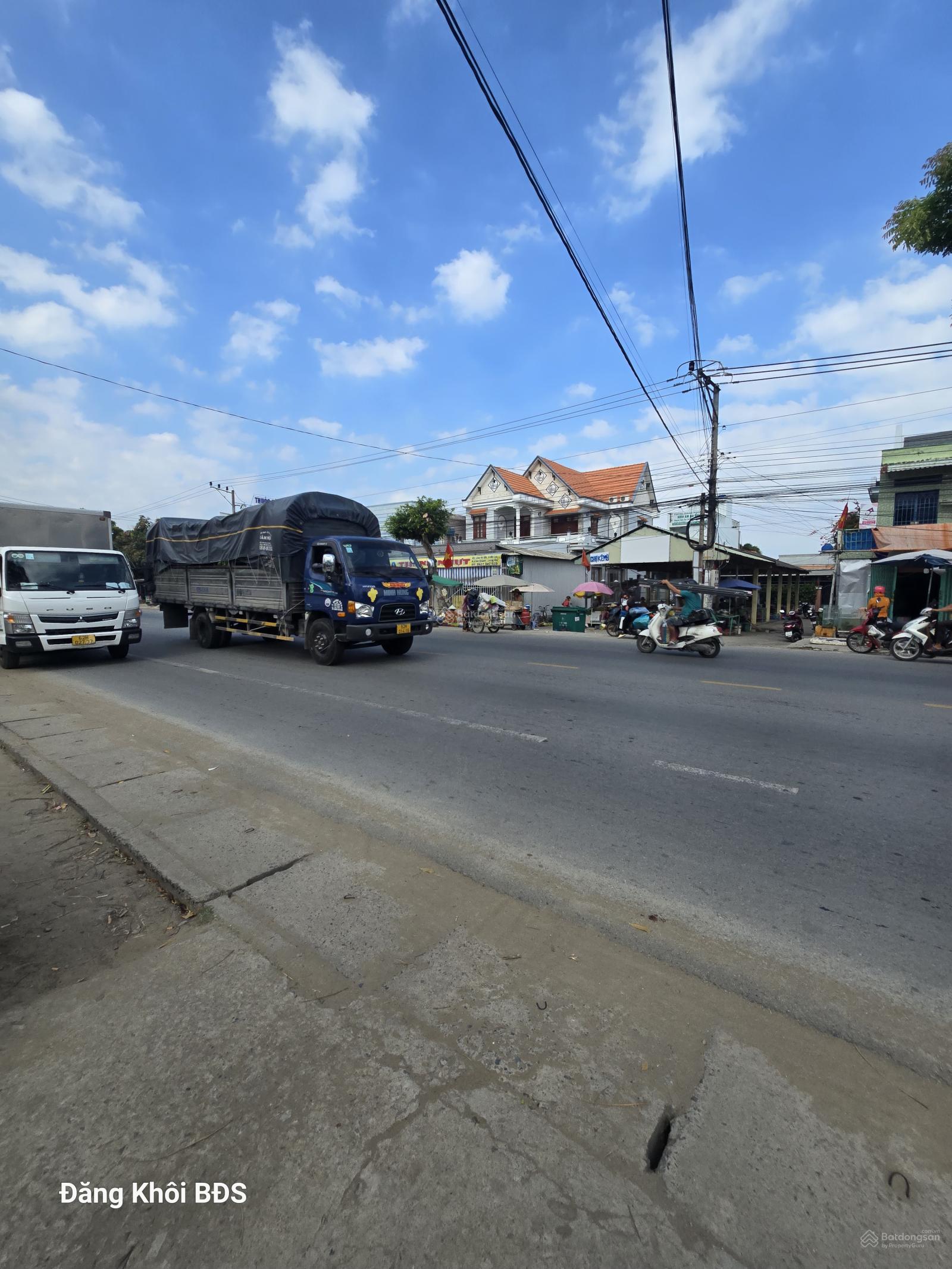 Bán 4000m2 có nhà 300m2 thổ. Cách QL 50 200m. Giá 16.8 tỷ TL. Cần Giuộc, Long An