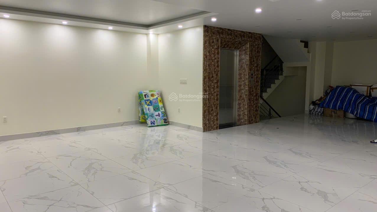 Cho thuê nhà mặt đường phố đi bộ Thế Lữ, mặt tiền 10m, DT 170m2, nhà 5 tầng thông sàn có thang máy