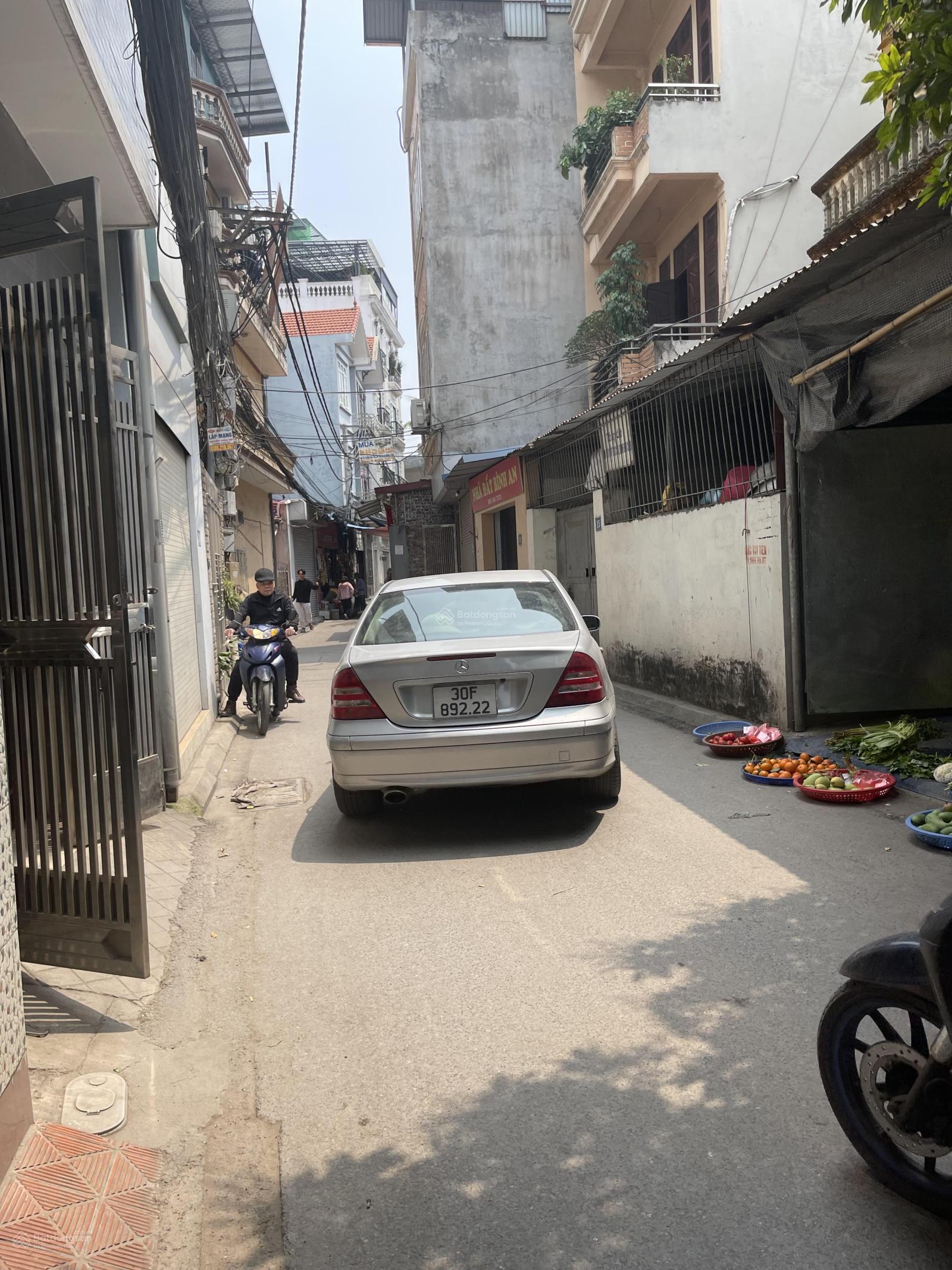 Đất đẹp hiếm đường thông ô tô kinh doanh tốt ngõ Phố Trạm DT 93m2. Giá 200 triệu / m2