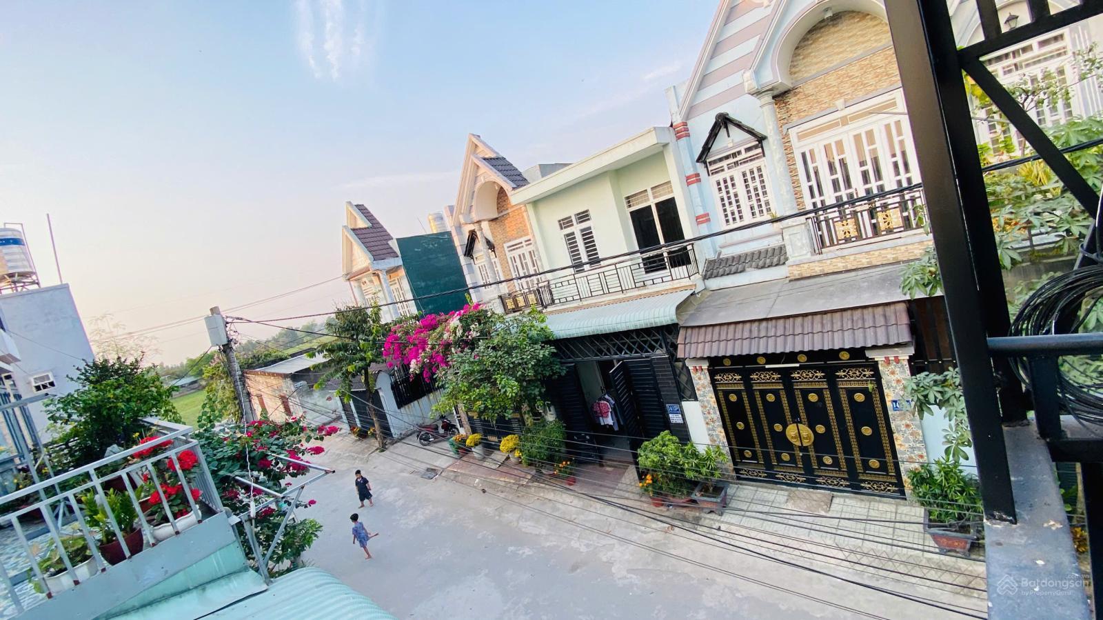 Kẹt tiền bán căn villa 5,33 x 15,03m sát chợ Bà Điểm, SHR, mặt tiền đường 8m