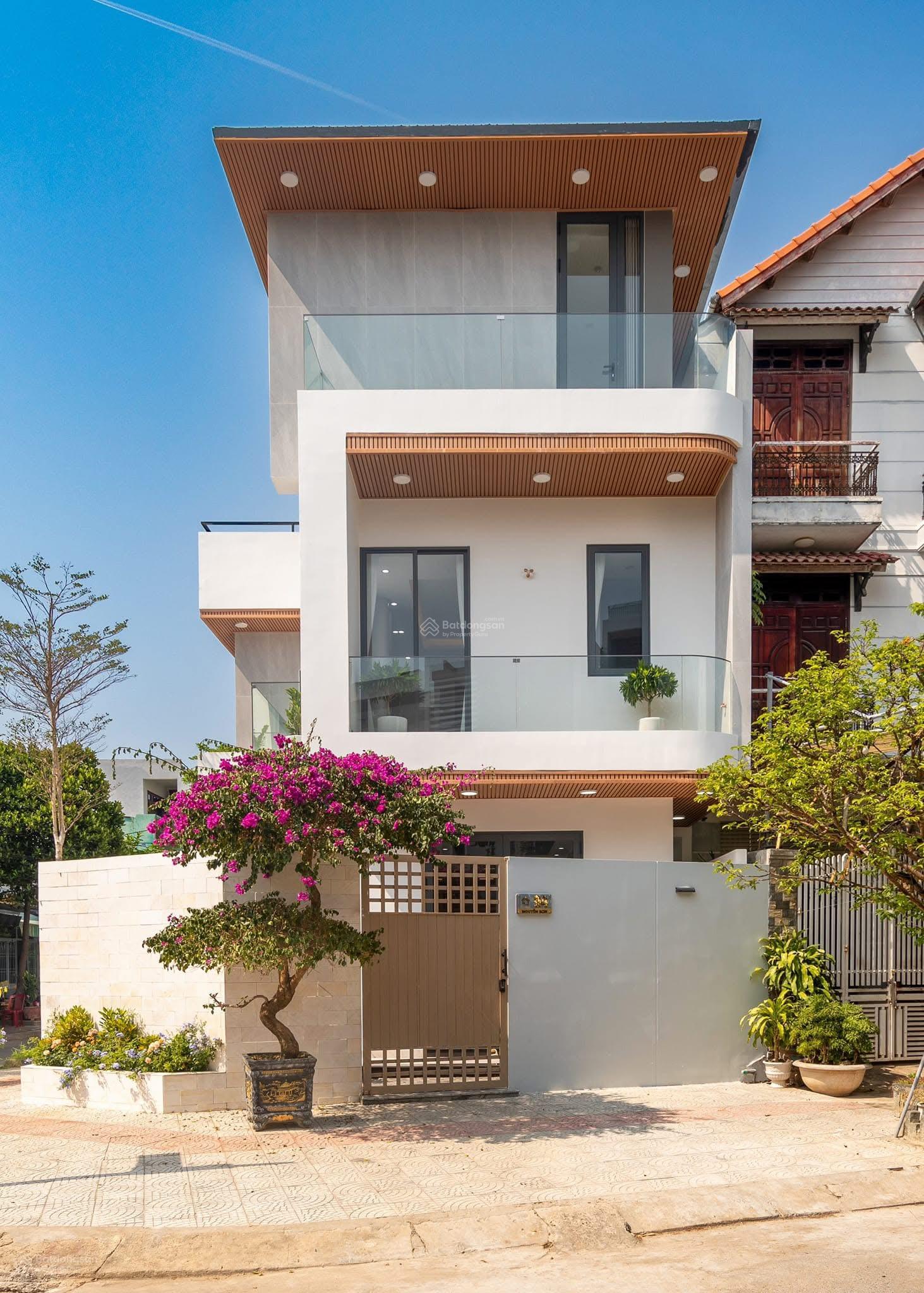 Villa 2 mặt tiền Nguyễn Sơn - Hải Châu, 150m2 ngang 8m với 5PN full nội thất cao cấp