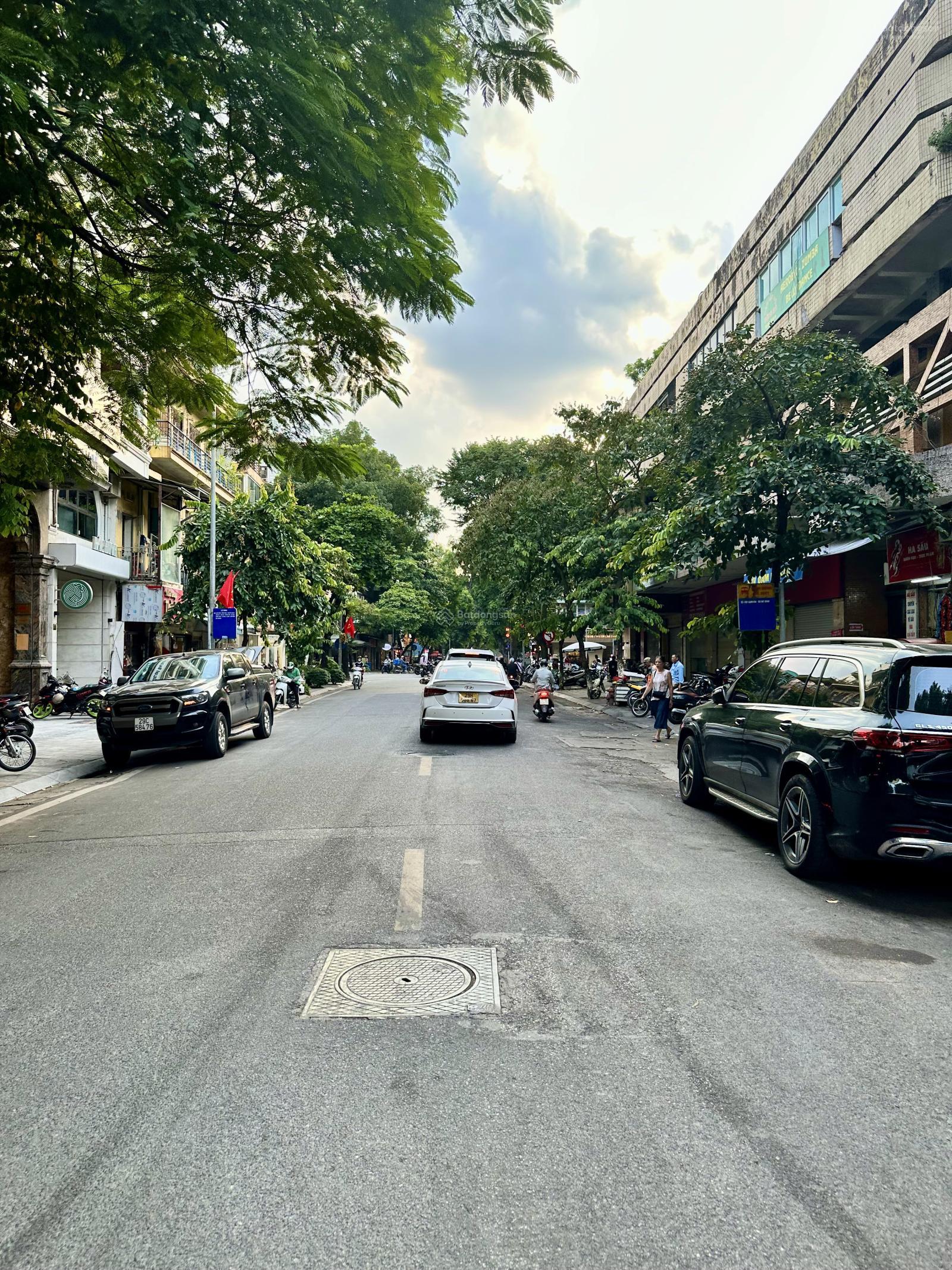 Cần bán nhà mặt phố Nguyễn Khuyến, Đống Đa. DT sổ 110m2 x 6T, MT 4,5m. Vị trí đẹp, KD sầm uất Cần bán nhà mặt phố Nguyễn Khuyến, Đống Đa. DT sổ 110m2 x 6T, MT 4,5m. Vị trí đẹp, KD sầm uất