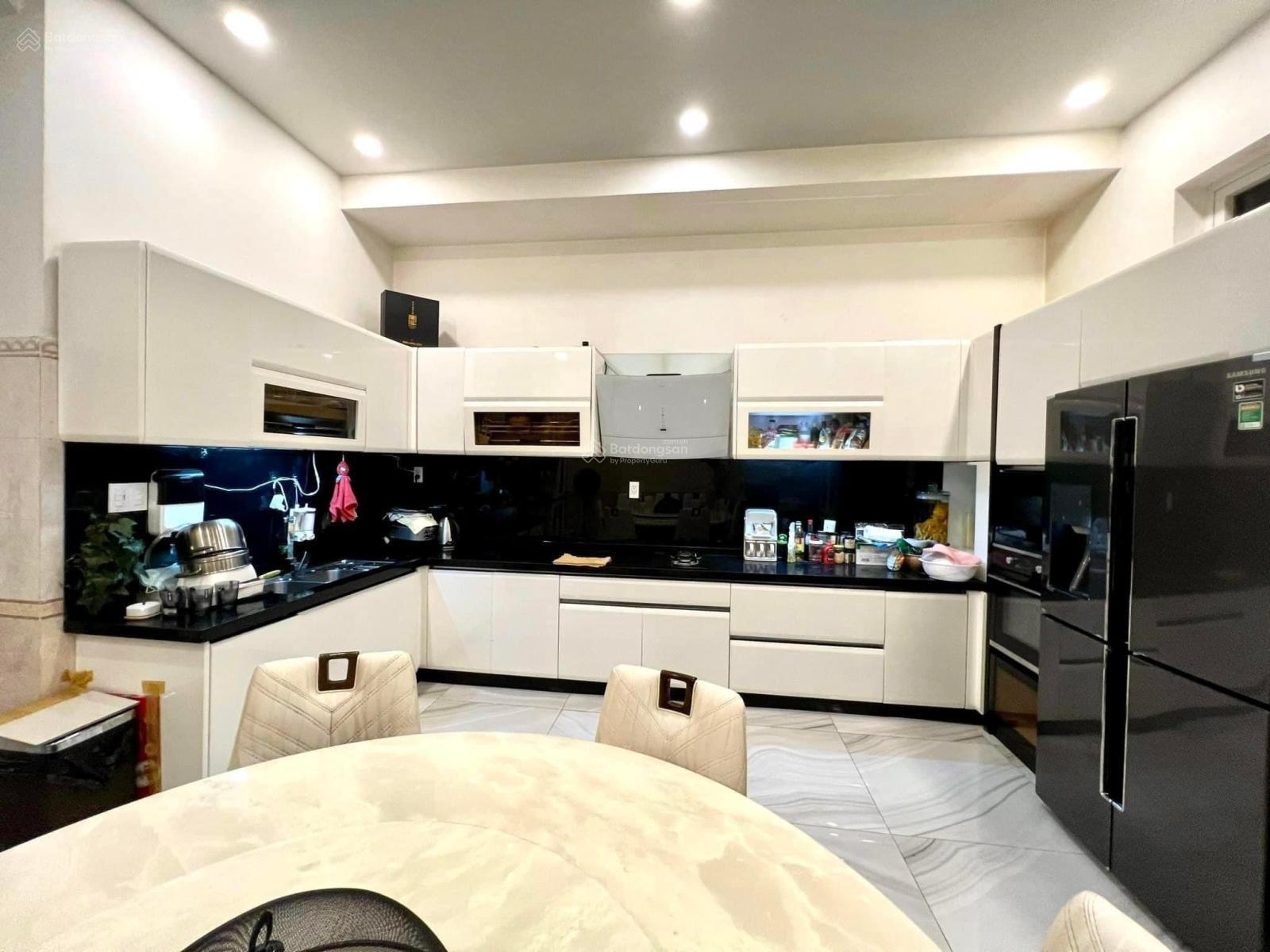 Bán nhà MTNB Ni Sư Huỳnh Liên, giá: 8,25 tỷ thương lượng. DT: 4*13,5m - 3 tầng: 4PN