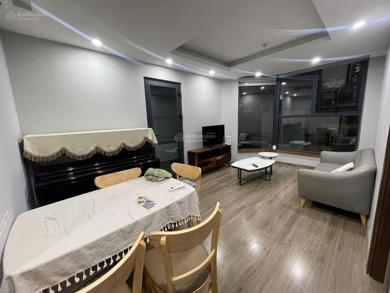 Bán căn 2PN lầu thấp, bancol Đông Nam, giá chỉ 3,7 tỷ tặng full nội thất đẹp, LH 0906 549 *** Sơn